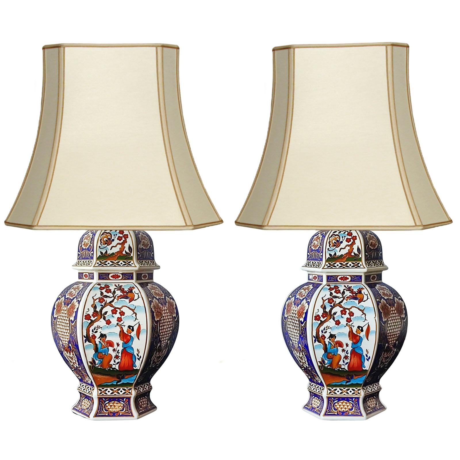 Giapponese Coppia di lampade da tavolo in porcellana giapponese e un'urna con coperchio, metà del XX secolo in vendita