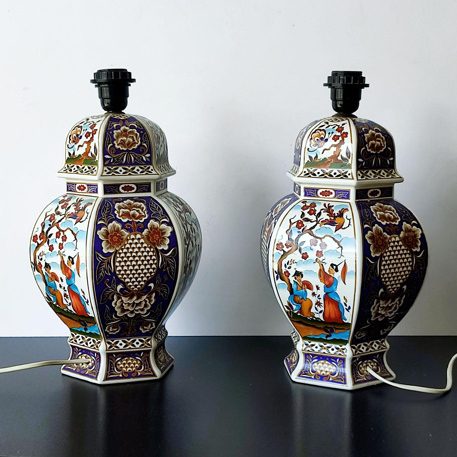 20ième siècle Paire de lampes de bureau en porcelaine japonaise et urne à couvercle, milieu du 20e siècle en vente
