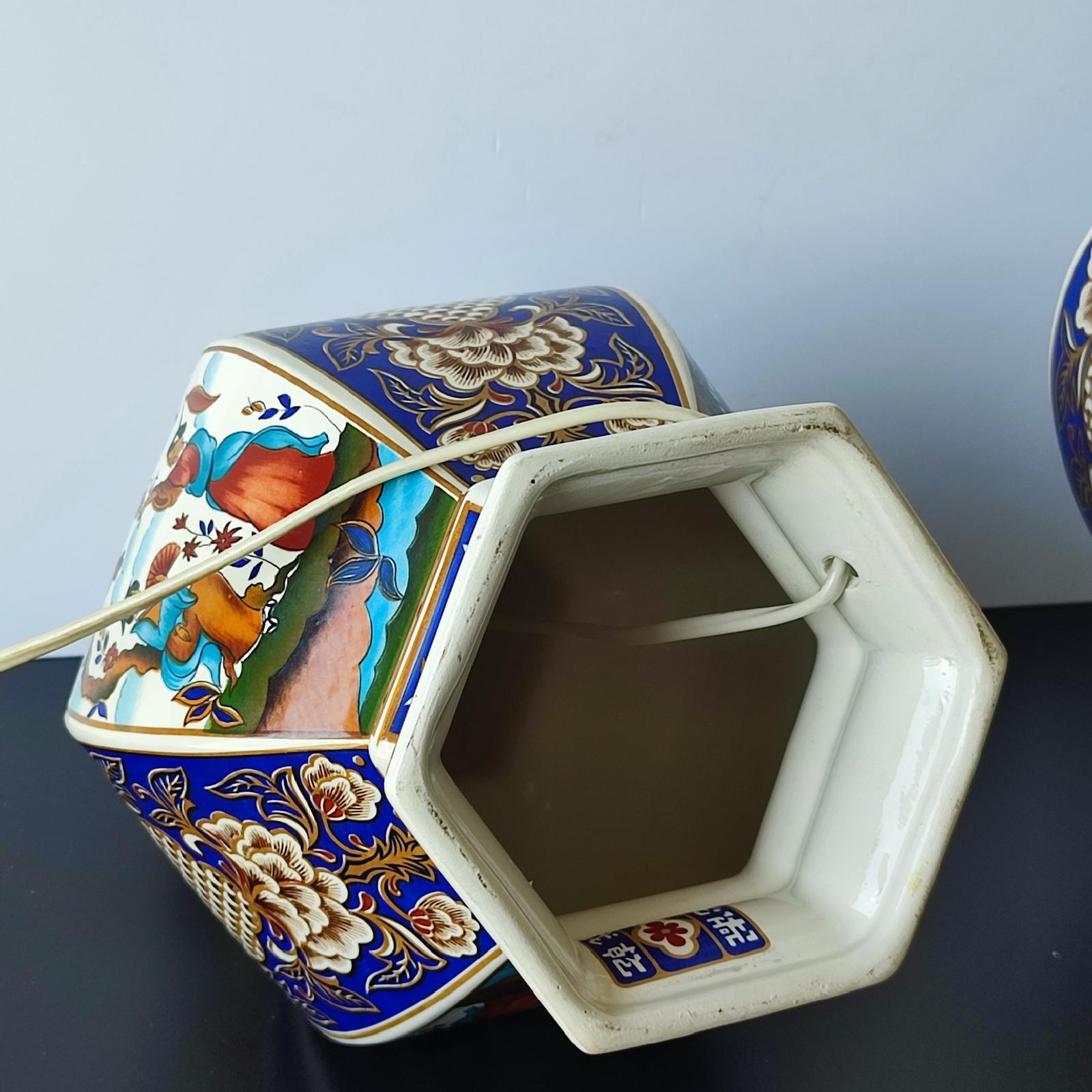 Porcelaine Paire de lampes de bureau en porcelaine japonaise et urne à couvercle, milieu du 20e siècle en vente