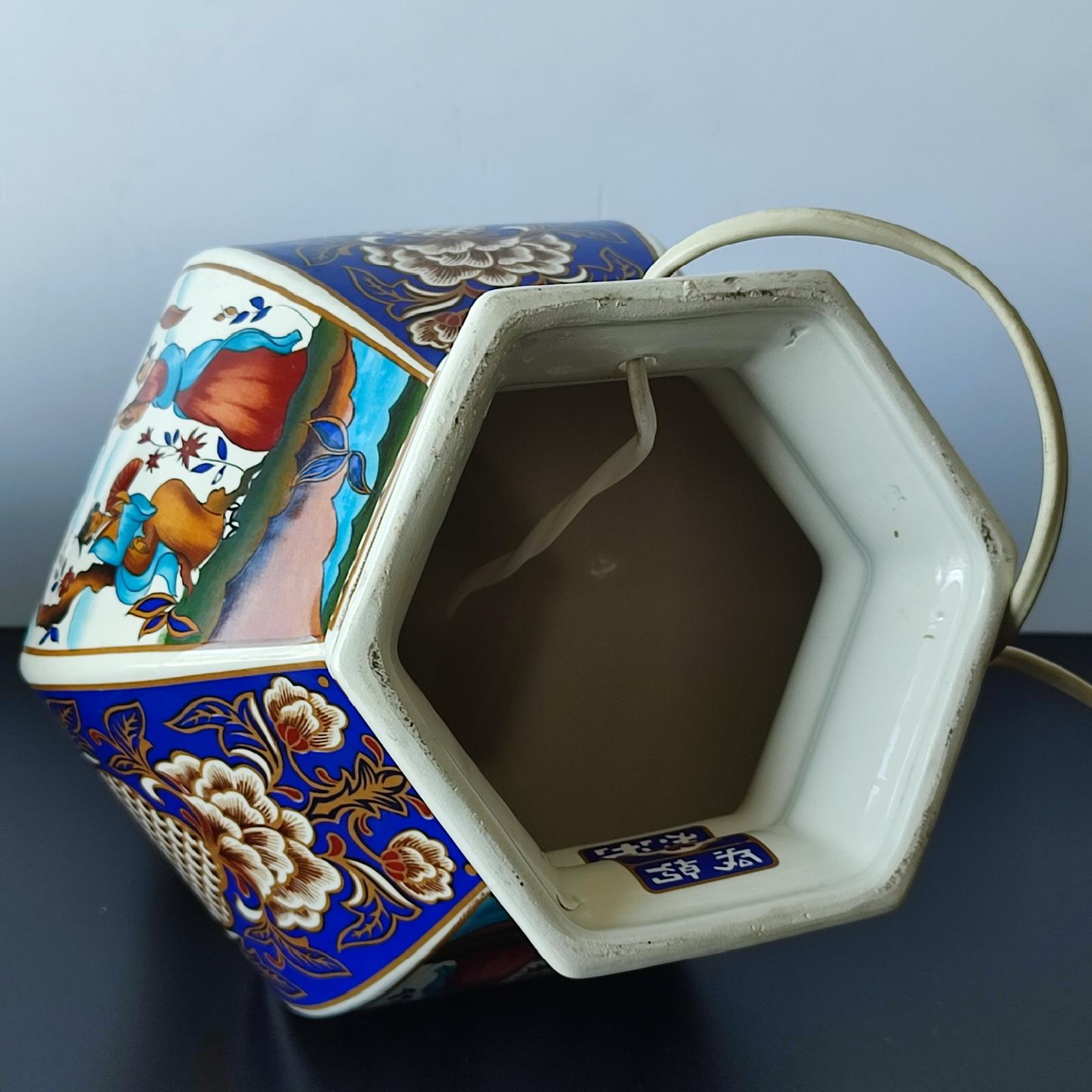 Coppia di lampade da tavolo in porcellana giapponese e un'urna con coperchio, metà del XX secolo in vendita 3