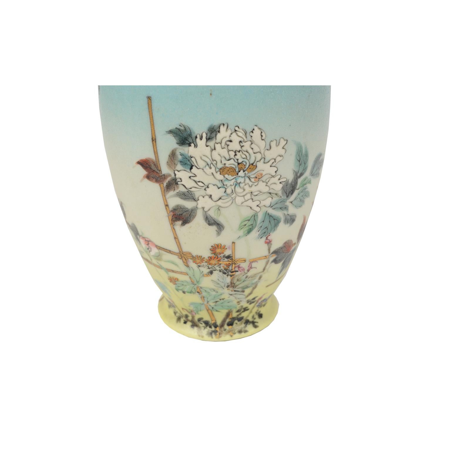 Paire de vases anciens en porcelaine japonaise avec fleurs et papillons, début des années 1900  en vente 4