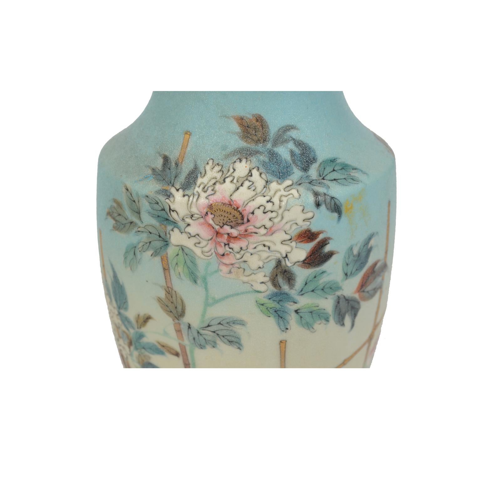 Paire de vases anciens en porcelaine japonaise avec fleurs et papillons, début des années 1900  en vente 6