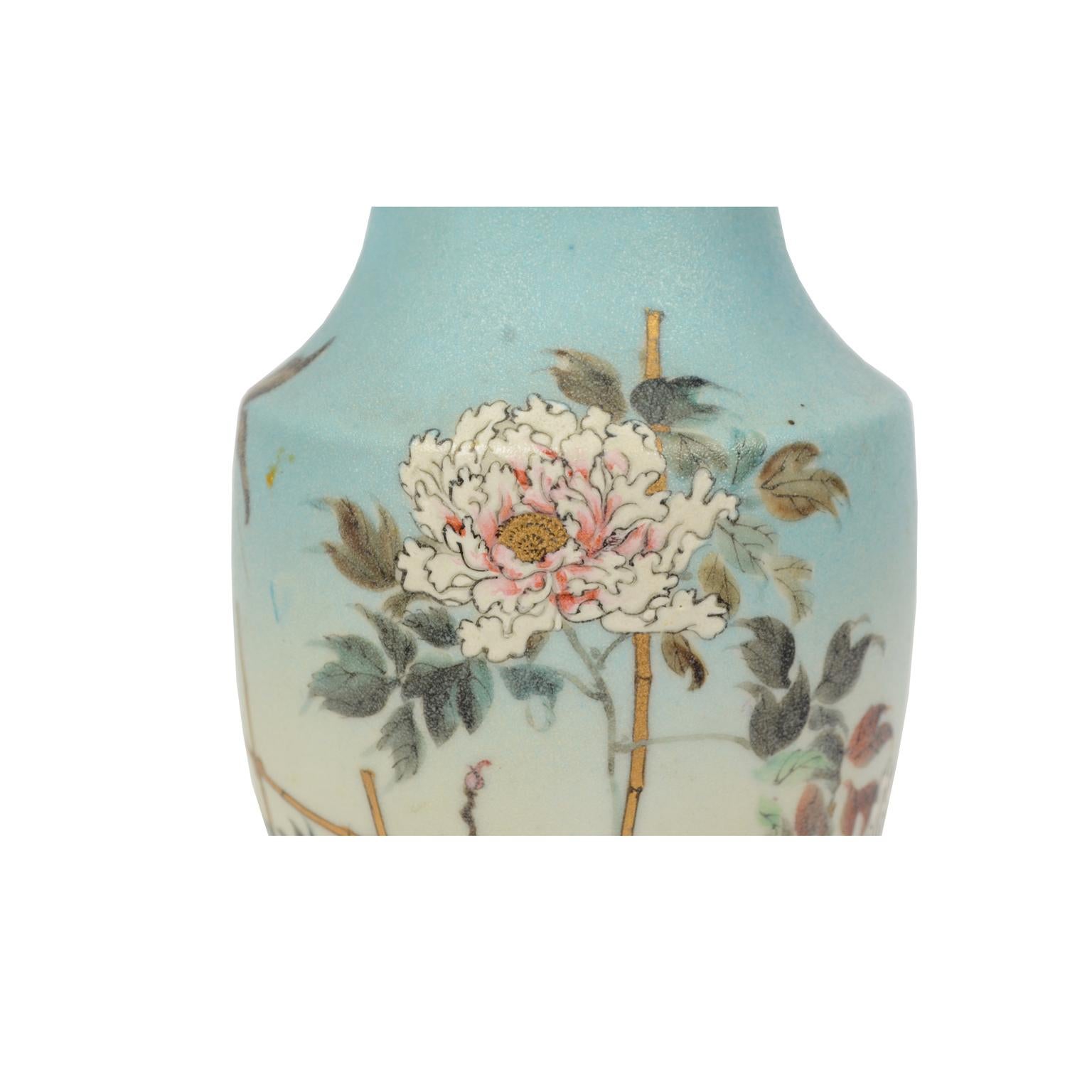 Paire de vases anciens en porcelaine japonaise avec fleurs et papillons, début des années 1900  en vente 7