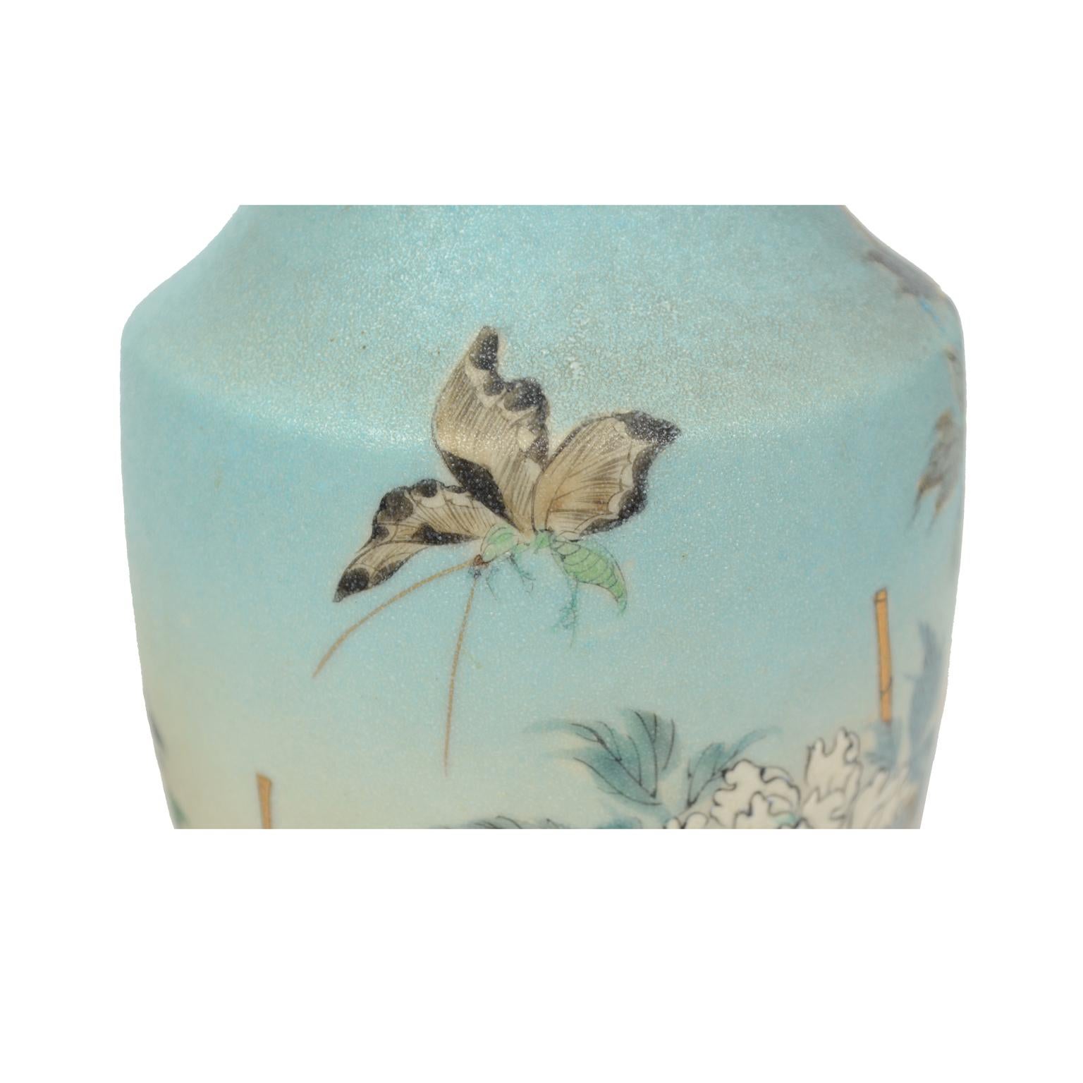 Paire de vases anciens en porcelaine japonaise avec fleurs et papillons, début des années 1900  en vente 8