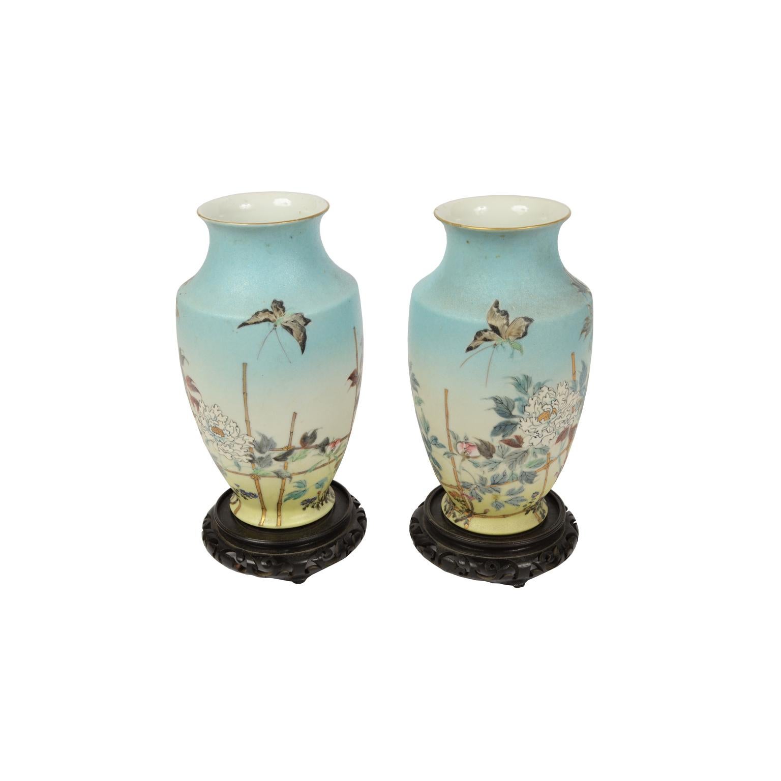 Early 1900s Pair Antiques Japanese Porcelain Vases with Flowers and Butterflies  In Good Condition For Sale In Milan, IT