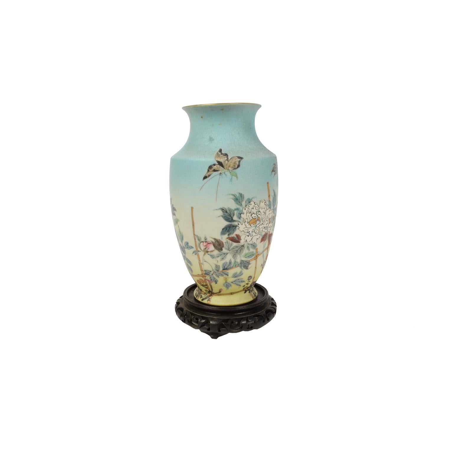 Paire de vases anciens en porcelaine japonaise avec fleurs et papillons, début des années 1900  Bon état - En vente à Milan, IT