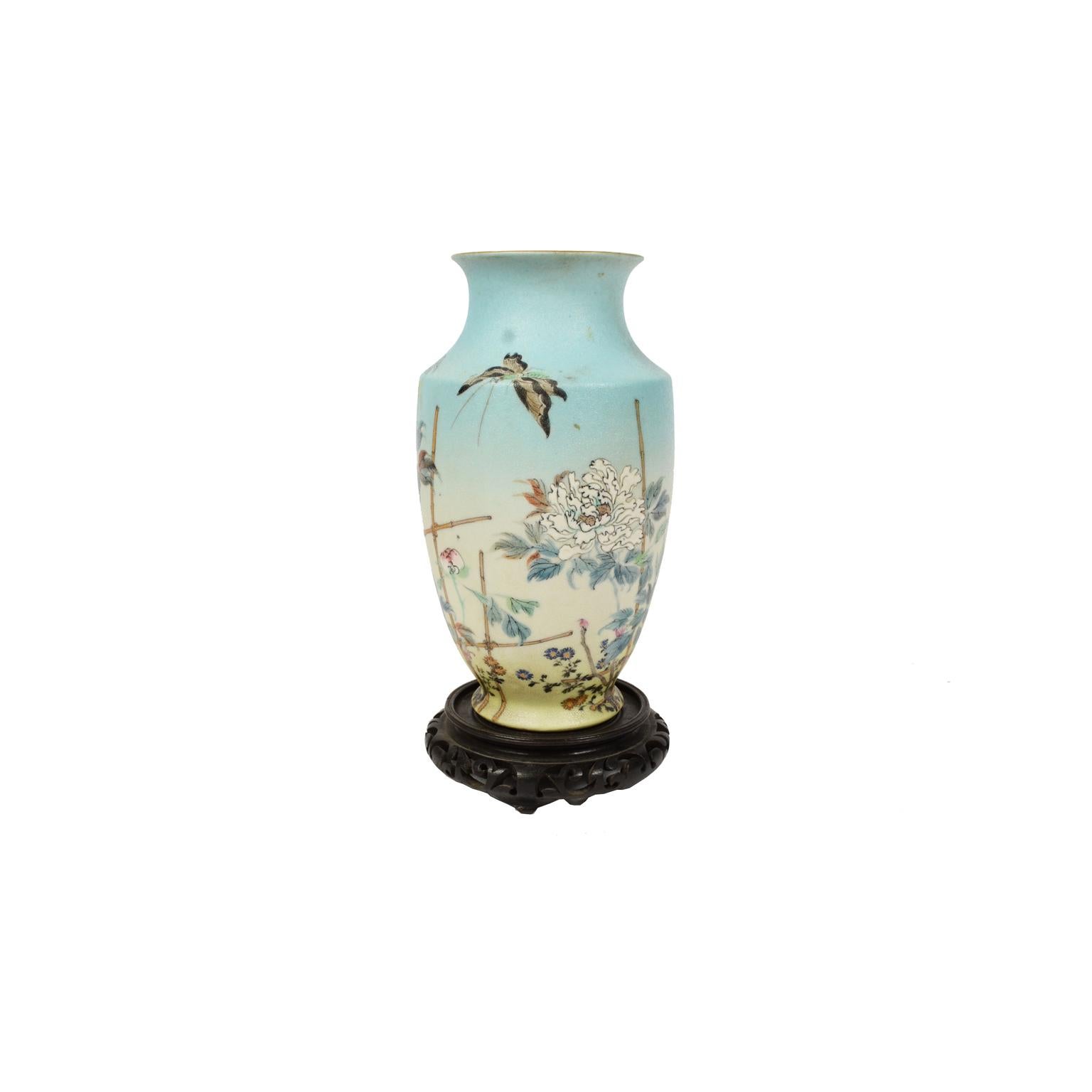Early 1900s Pair Antiques Japanese Porcelain Vases with Flowers and Butterflies  For Sale 1