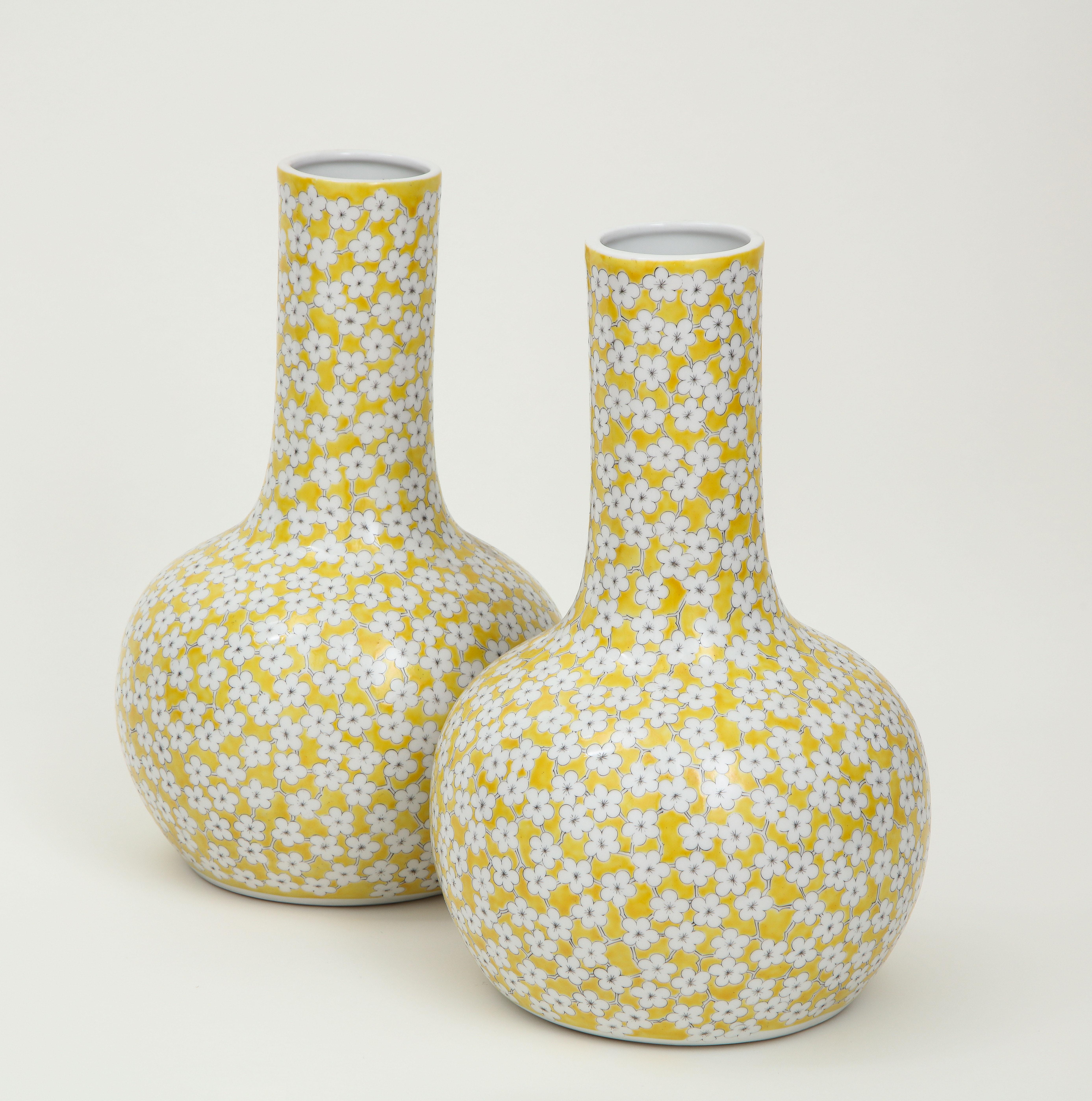 Pair of Japanese Porcelain Yellow Ground Globular Vases In Excellent Condition In New York, NY