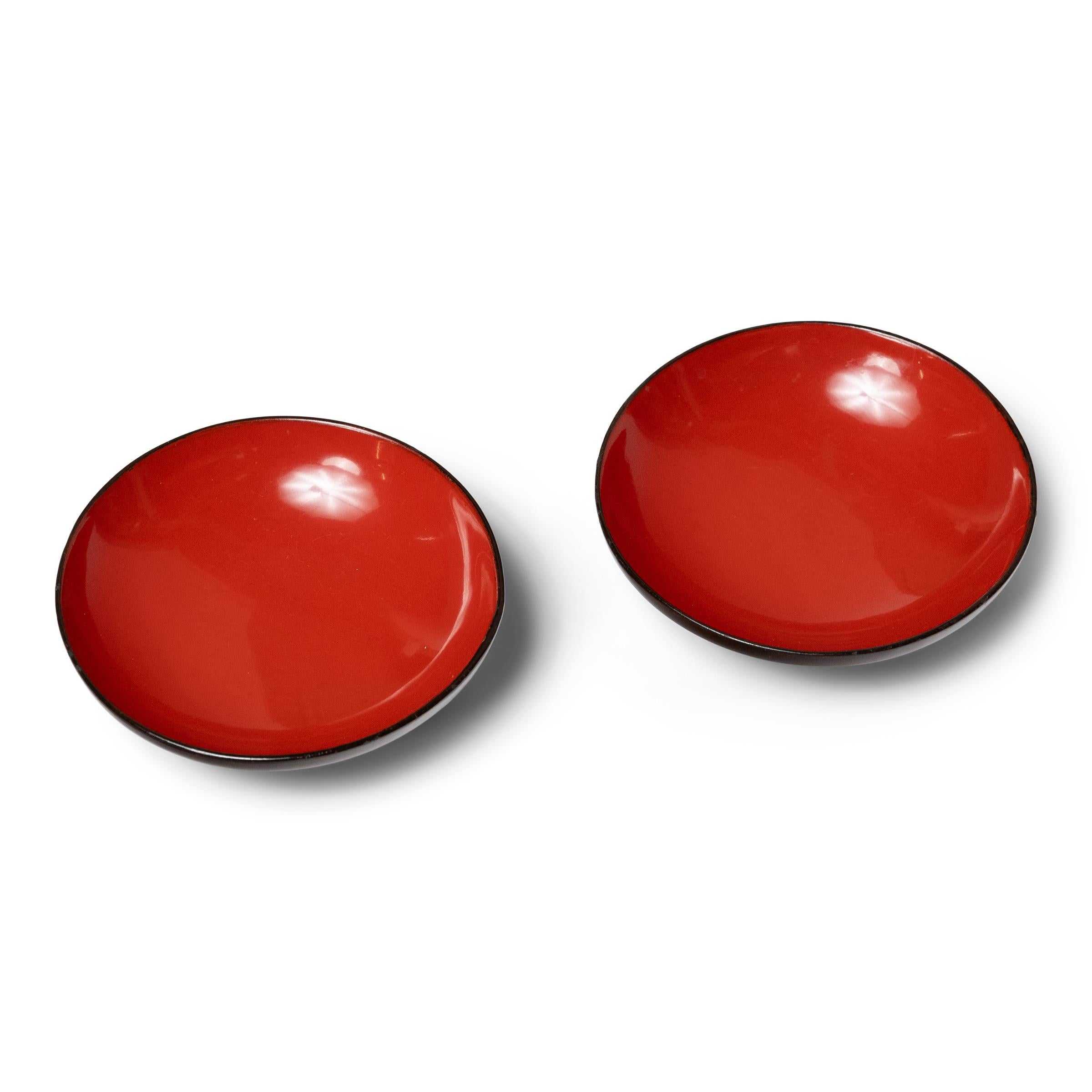 Pareja de cuencos japoneses lacados en rojo y negro Minimalista en venta