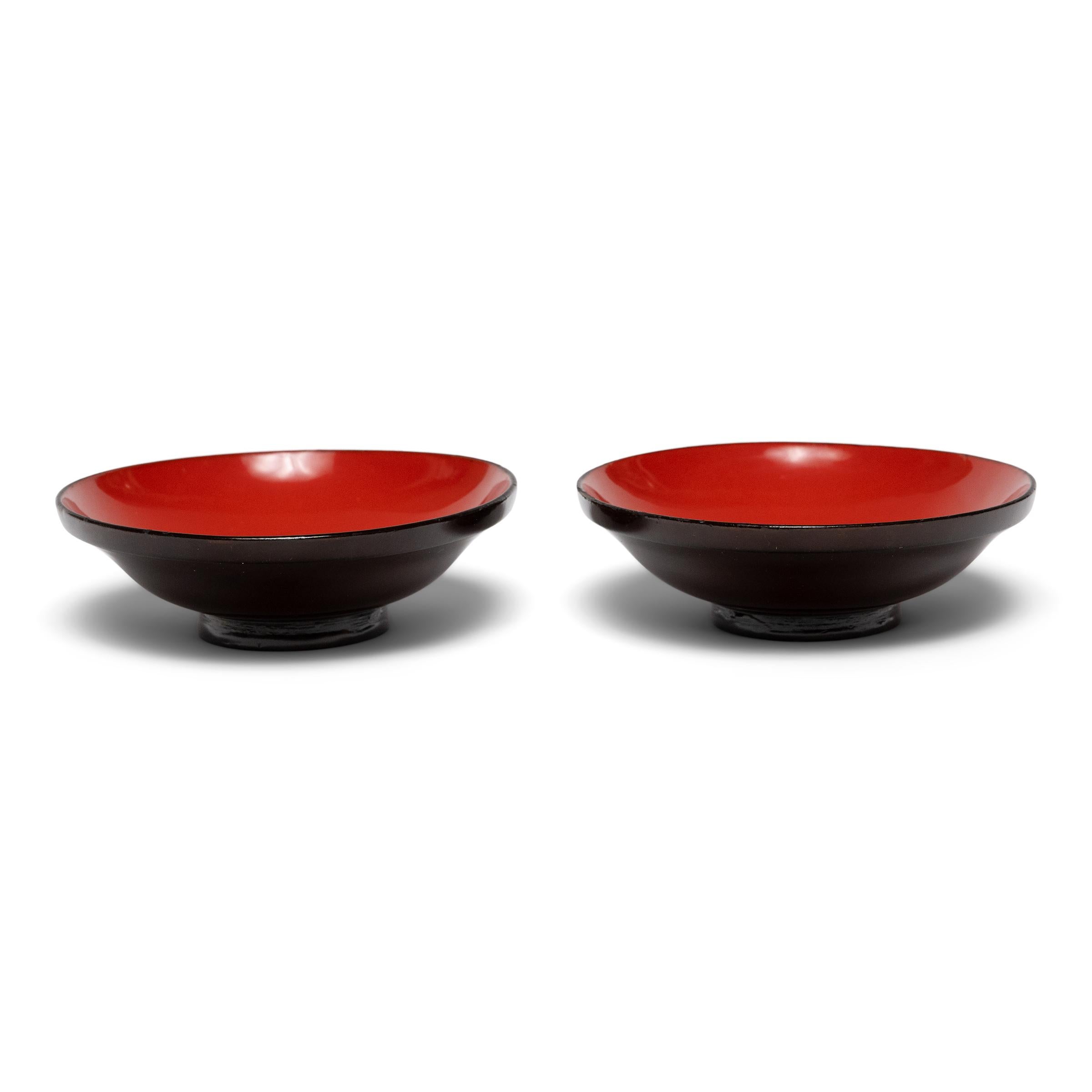 Pareja de cuencos japoneses lacados en rojo y negro Japonés en venta