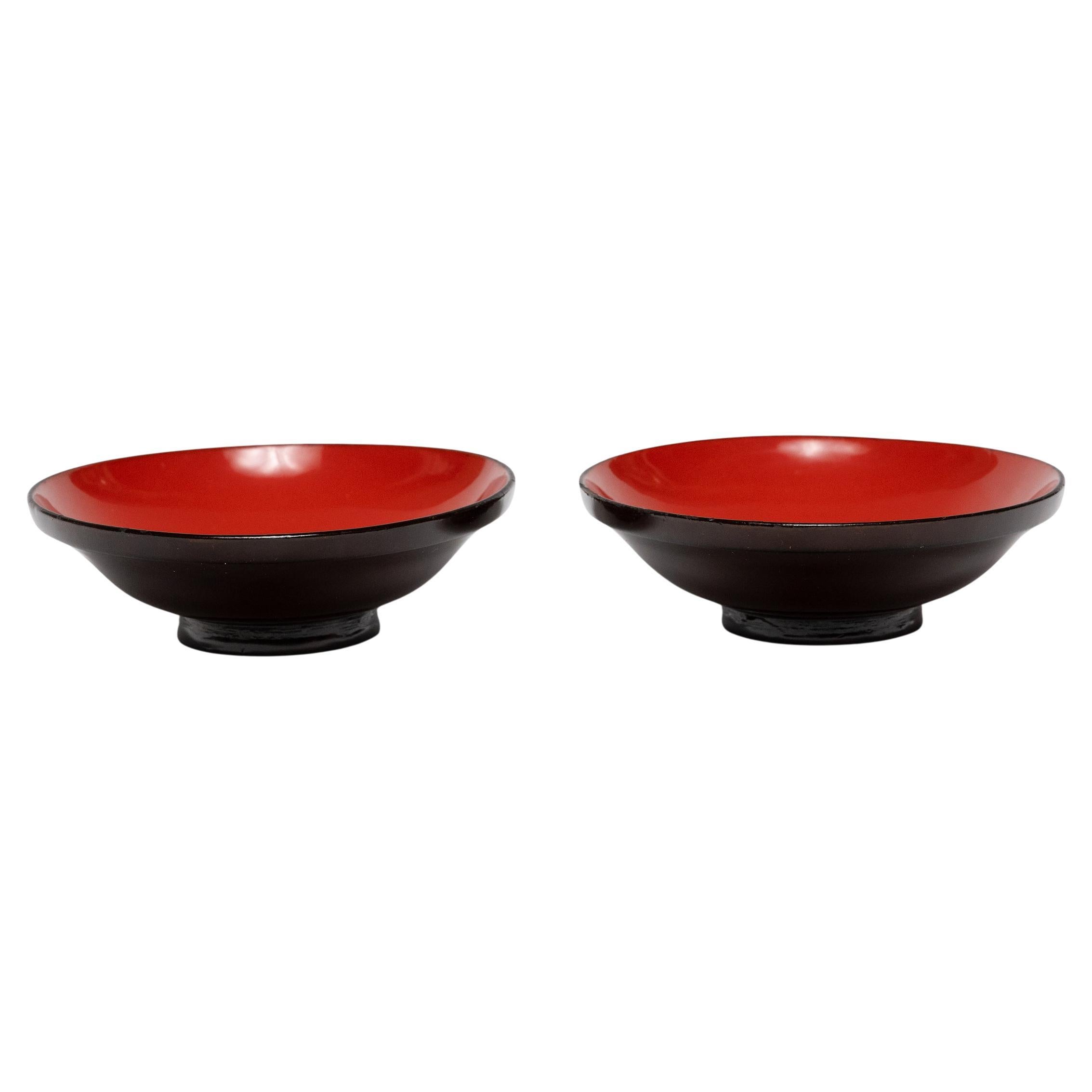 Pareja de cuencos japoneses lacados en rojo y negro en venta