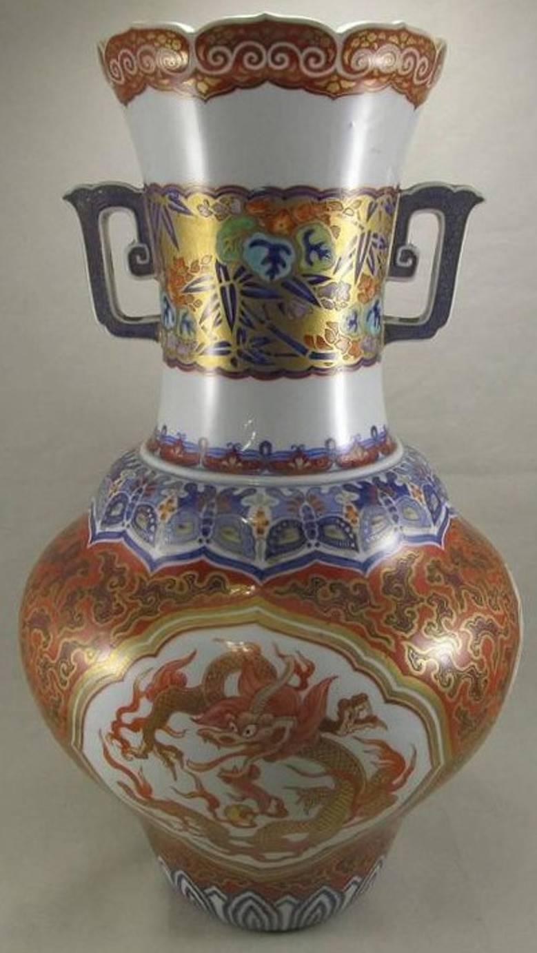 Pair of Meiji Period Japanese Gold Red Blue Porcelain Vases, circa 1880 In Good Condition In Takarazuka, JP