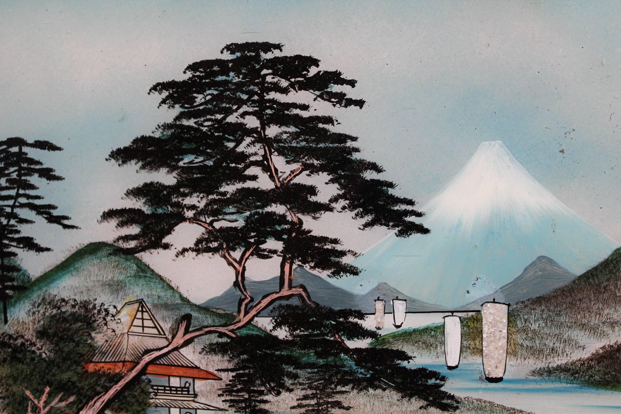 Paire de paysages japonais en verre inversé du début du 20e siècle représentant chacun un lac entouré de collines et de maisons avec de hauts arbres. Sur l'un d'eux, l'arrière-plan supérieur droit montre le mont Fuji, symbole du Japon.
Il y a eu -