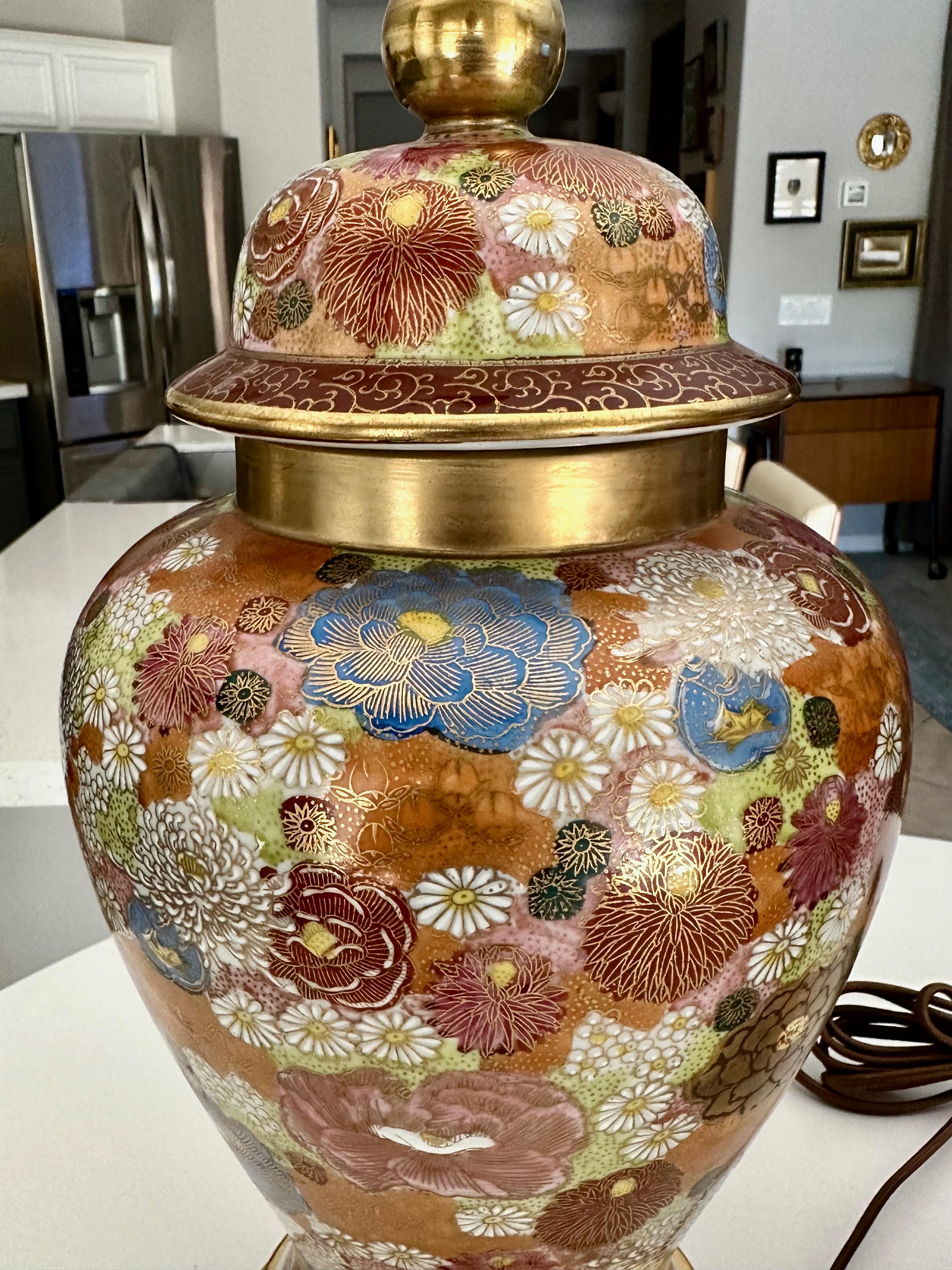 Paire de lampes de bureau japonaises en porcelaine à fleurs Satsuma en vente 4