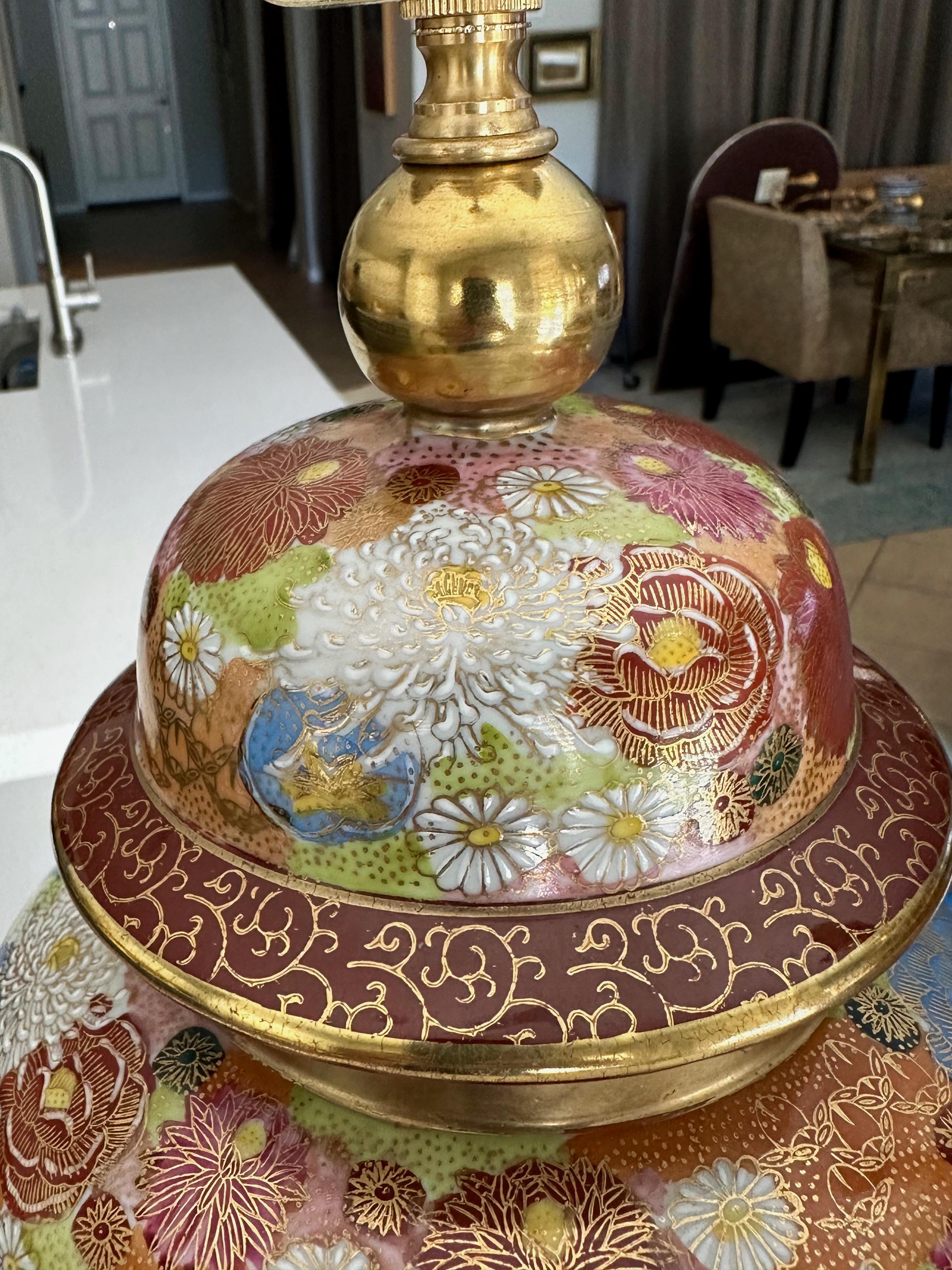 Paire de lampes de bureau japonaises en porcelaine à fleurs Satsuma en vente 5