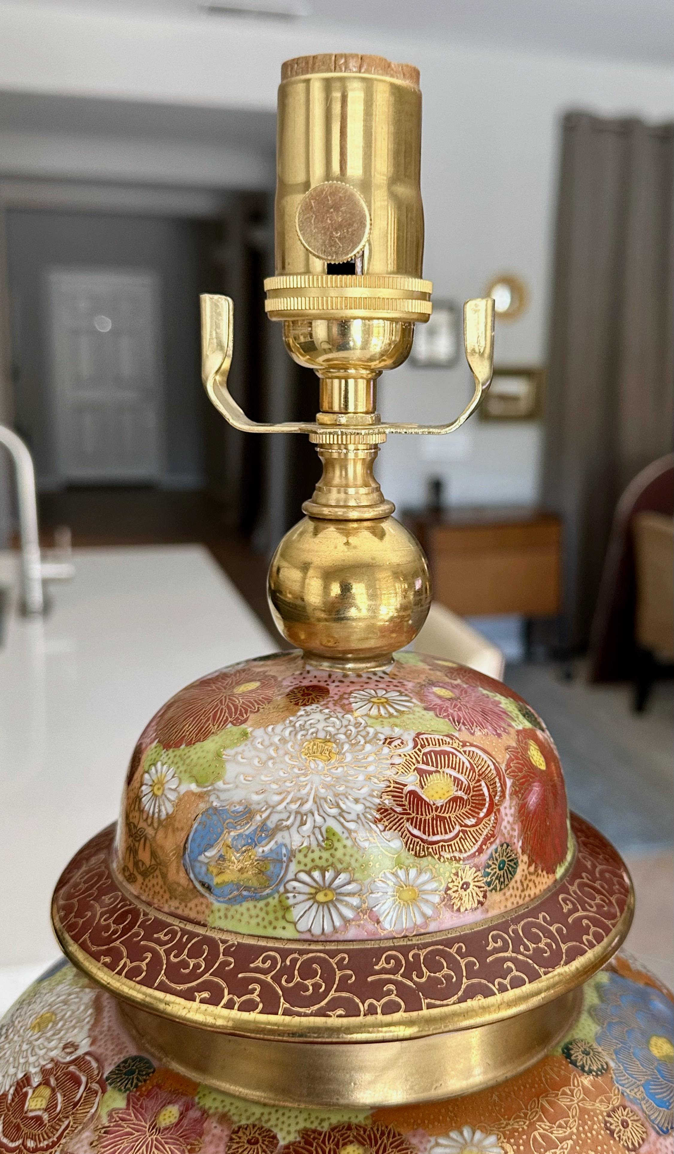 Paire de lampes de bureau japonaises en porcelaine à fleurs Satsuma en vente 6