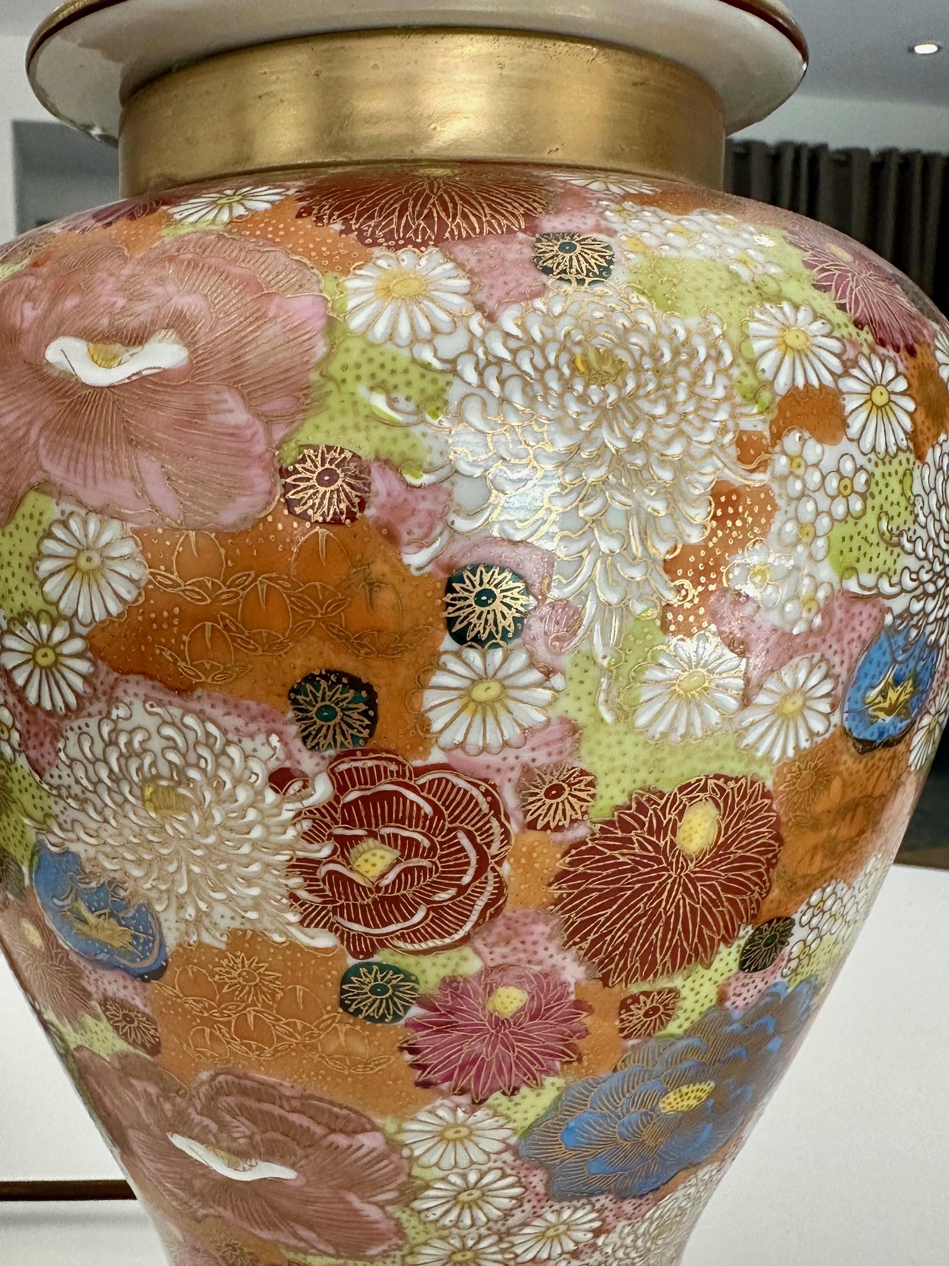 Paire de lampes de bureau japonaises en porcelaine à fleurs Satsuma en vente 7