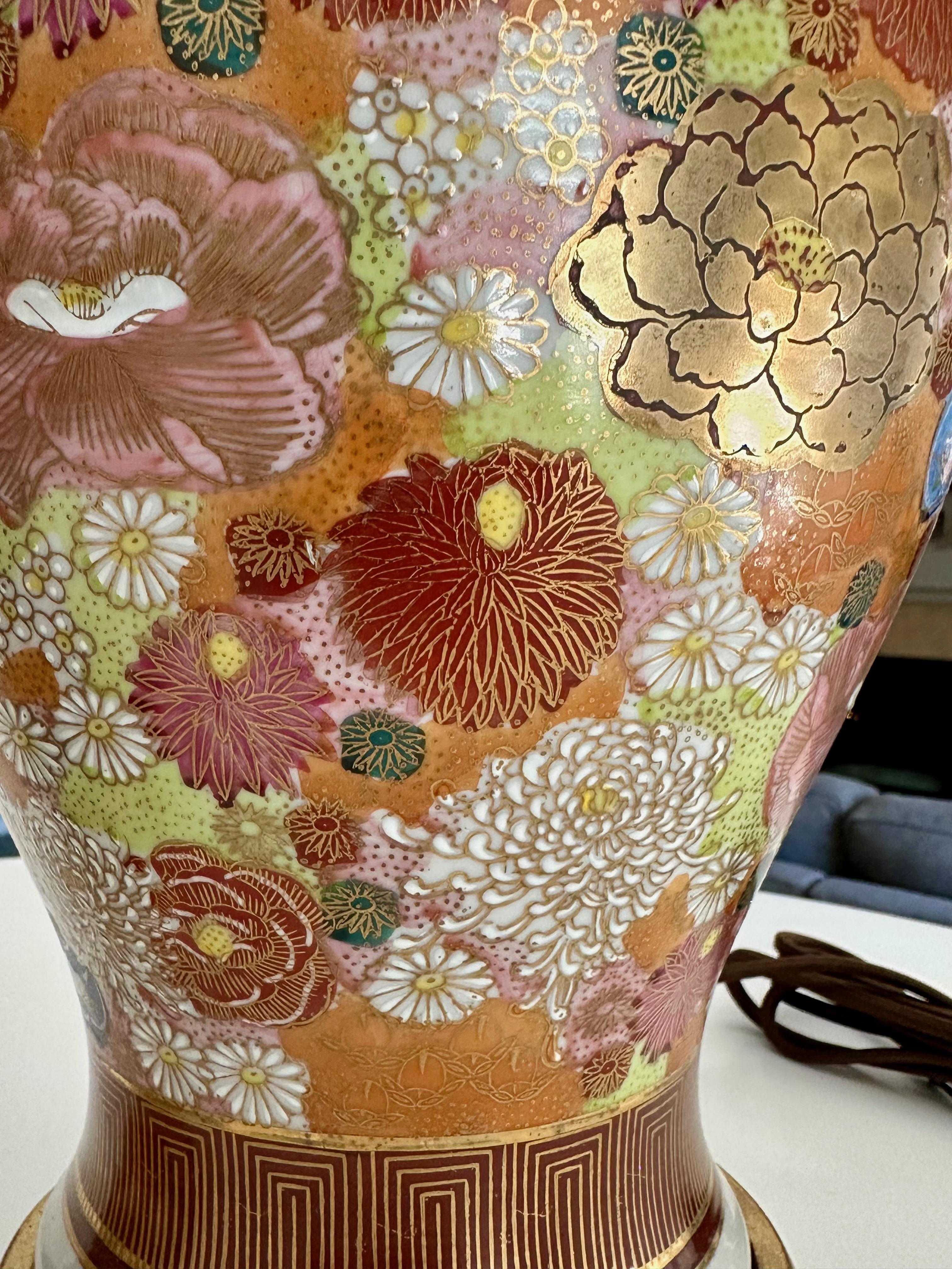 Paire de lampes de bureau japonaises en porcelaine à fleurs Satsuma en vente 8