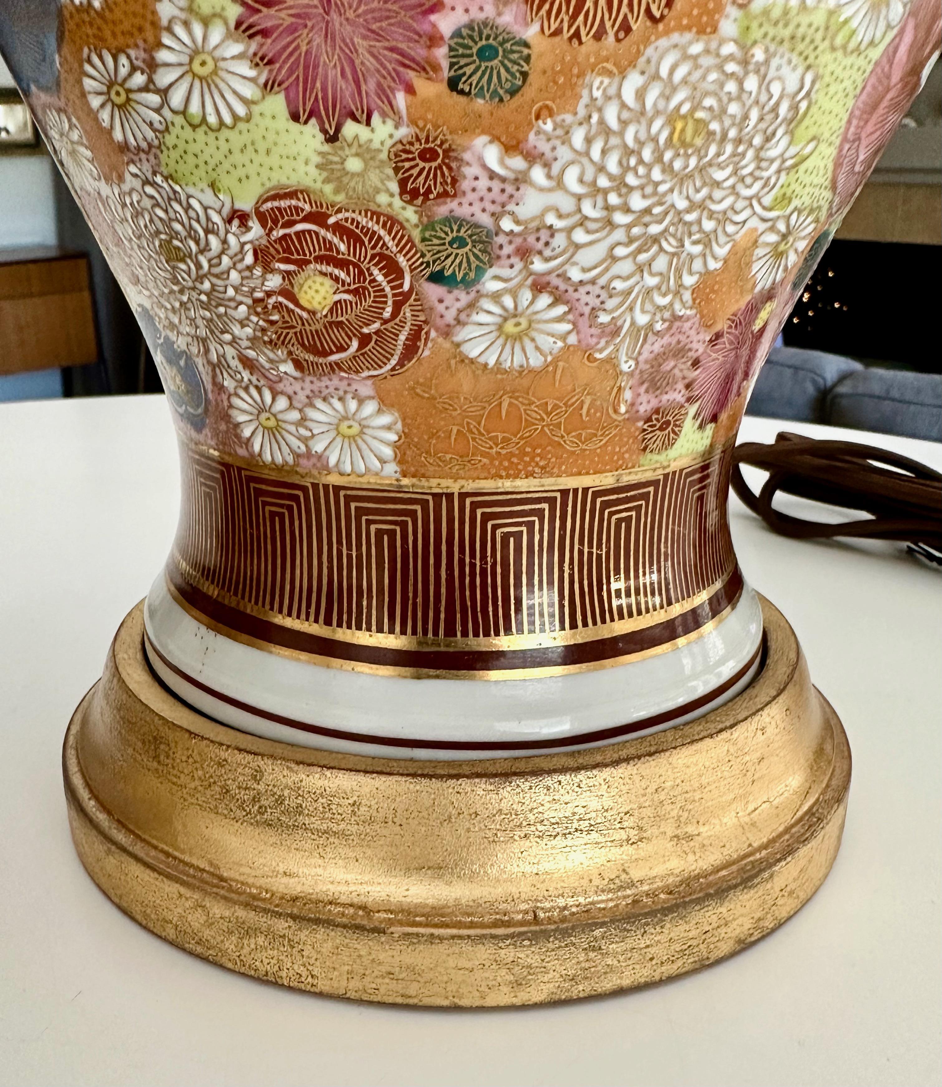Paire de lampes de bureau japonaises en porcelaine à fleurs Satsuma en vente 9