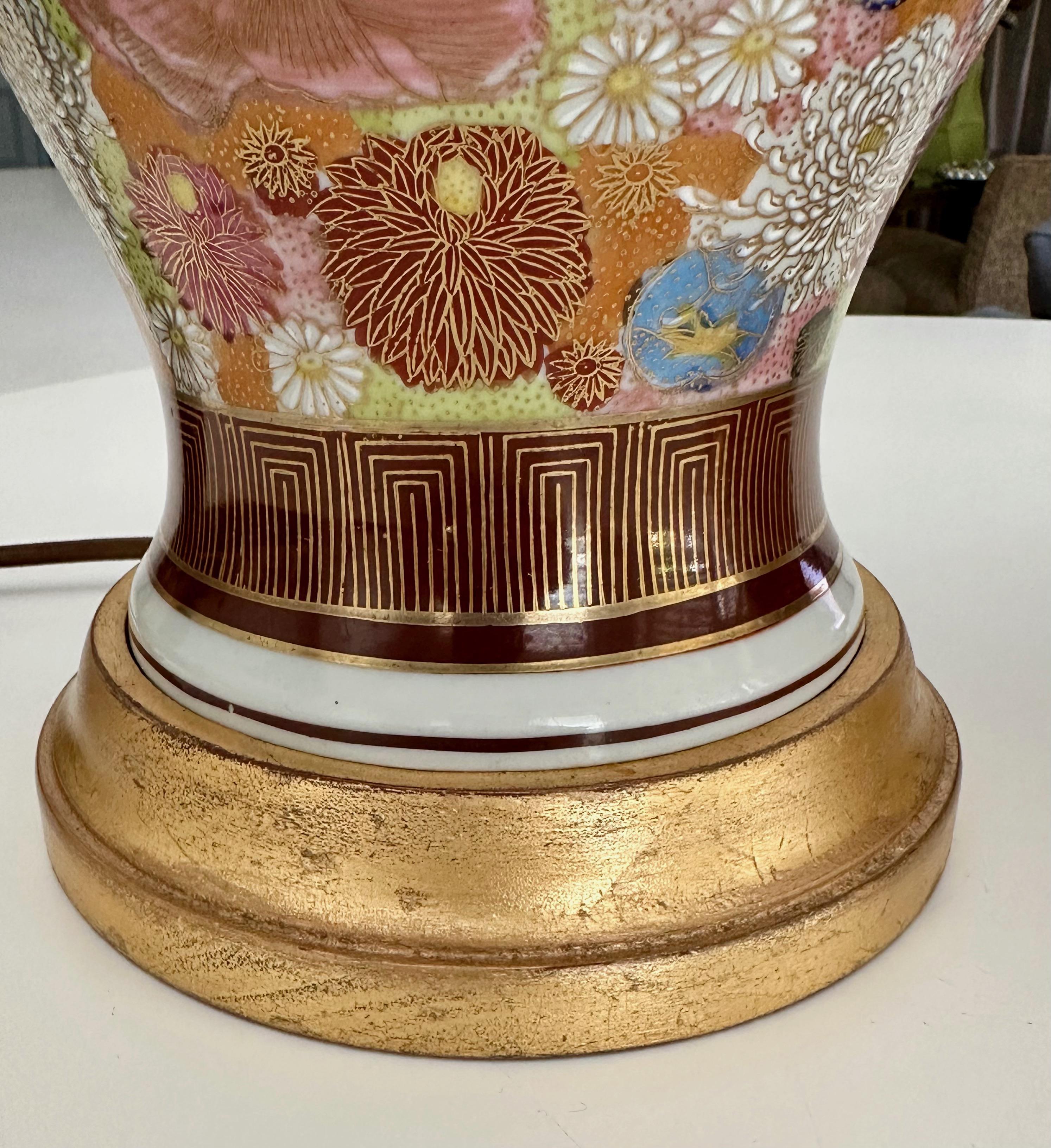 Paire de lampes de bureau japonaises en porcelaine à fleurs Satsuma en vente 10