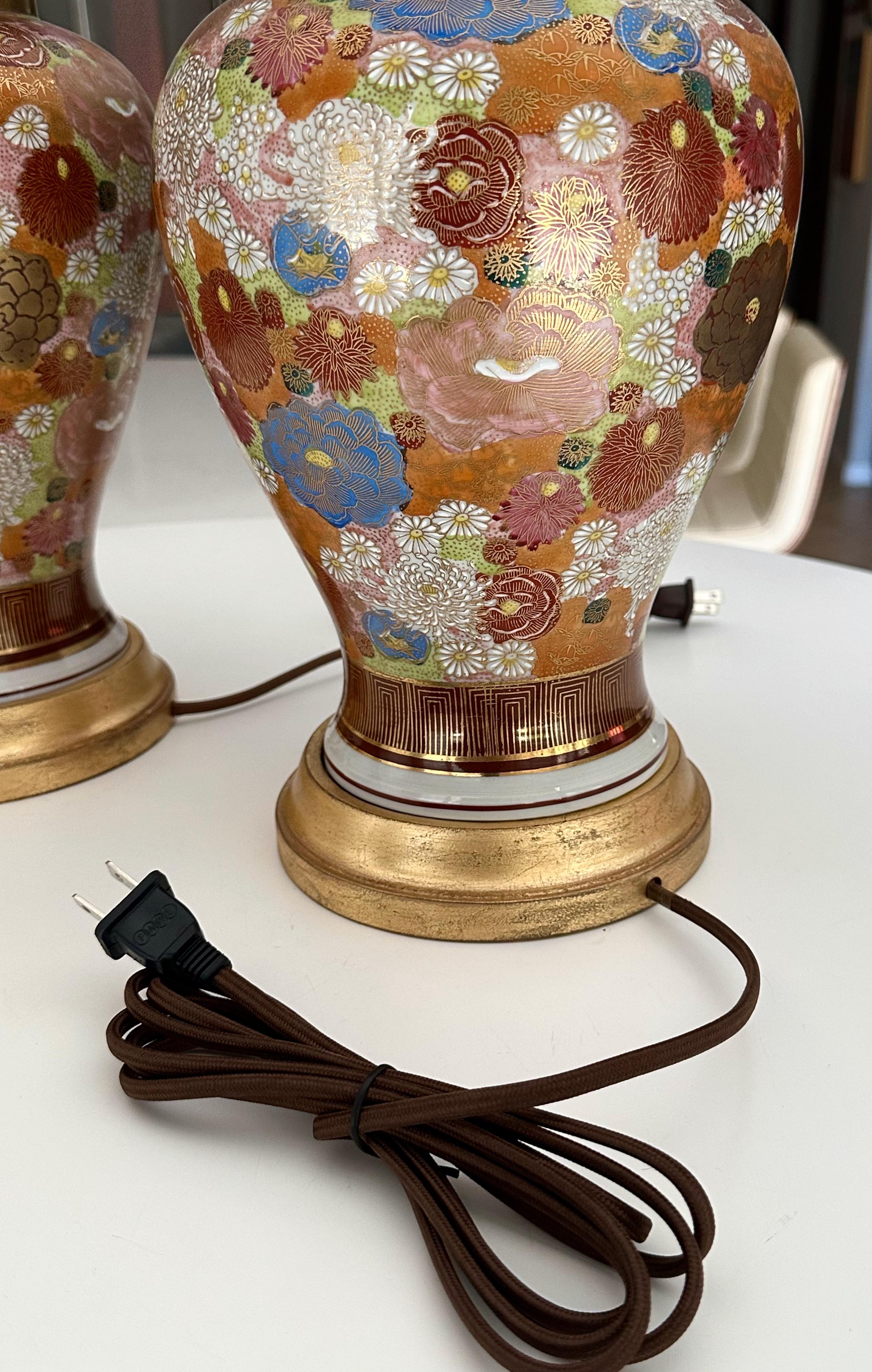 Paire de lampes de bureau japonaises en porcelaine à fleurs Satsuma en vente 11