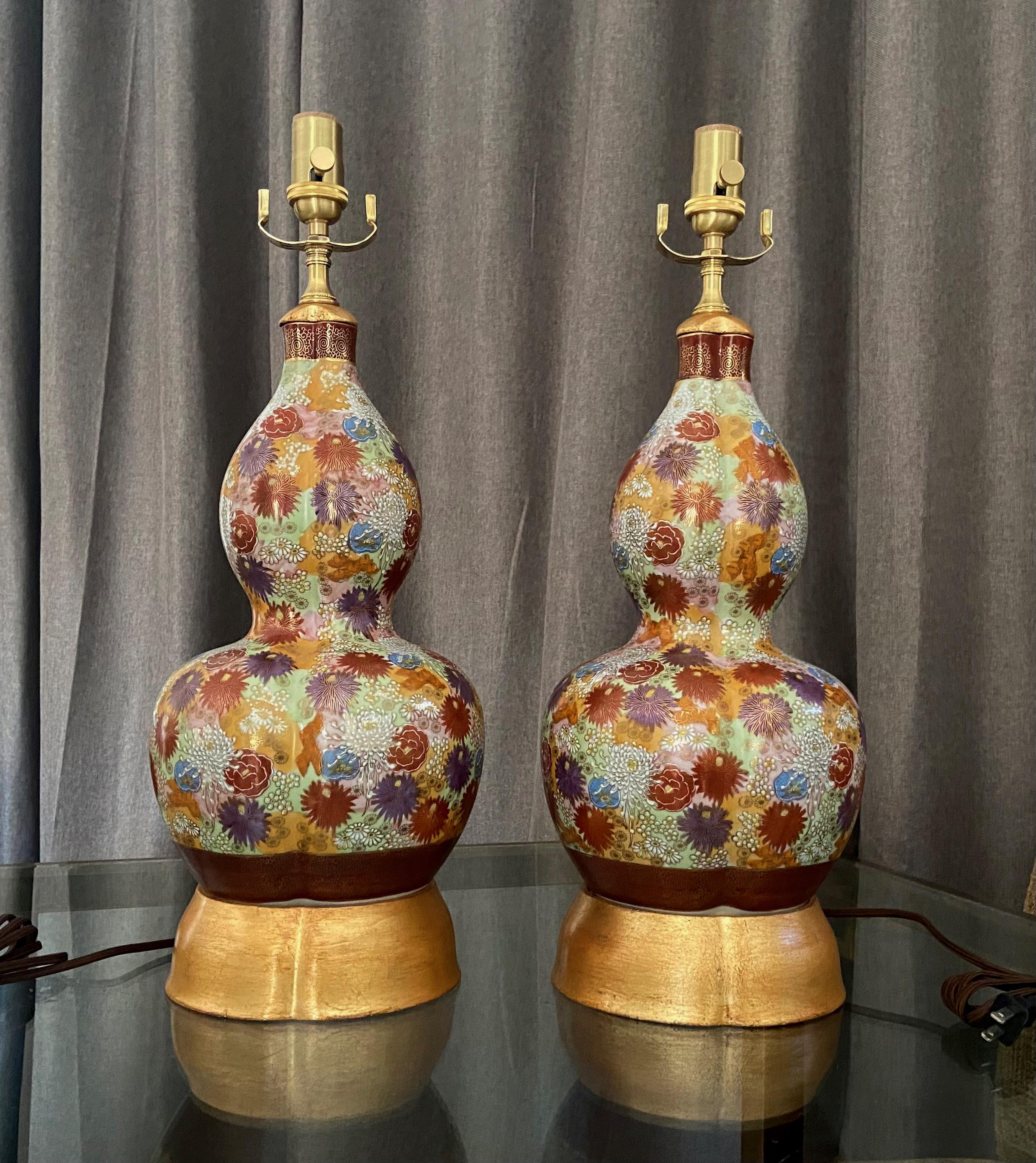 Paar japanische Satsuma-Tischlampen aus geblümtem Porzellan im Angebot 12