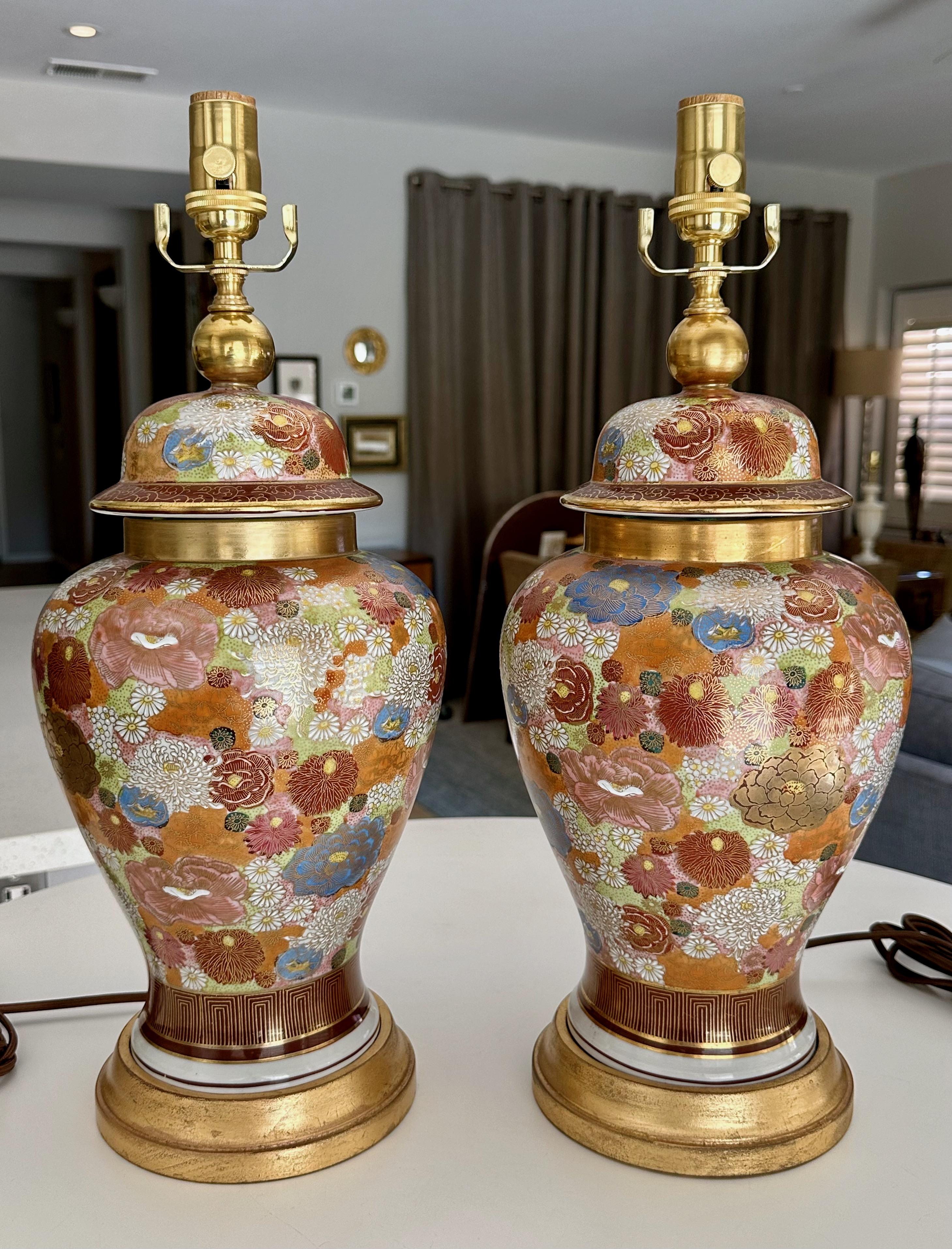 Japonais Paire de lampes de bureau japonaises en porcelaine à fleurs Satsuma en vente