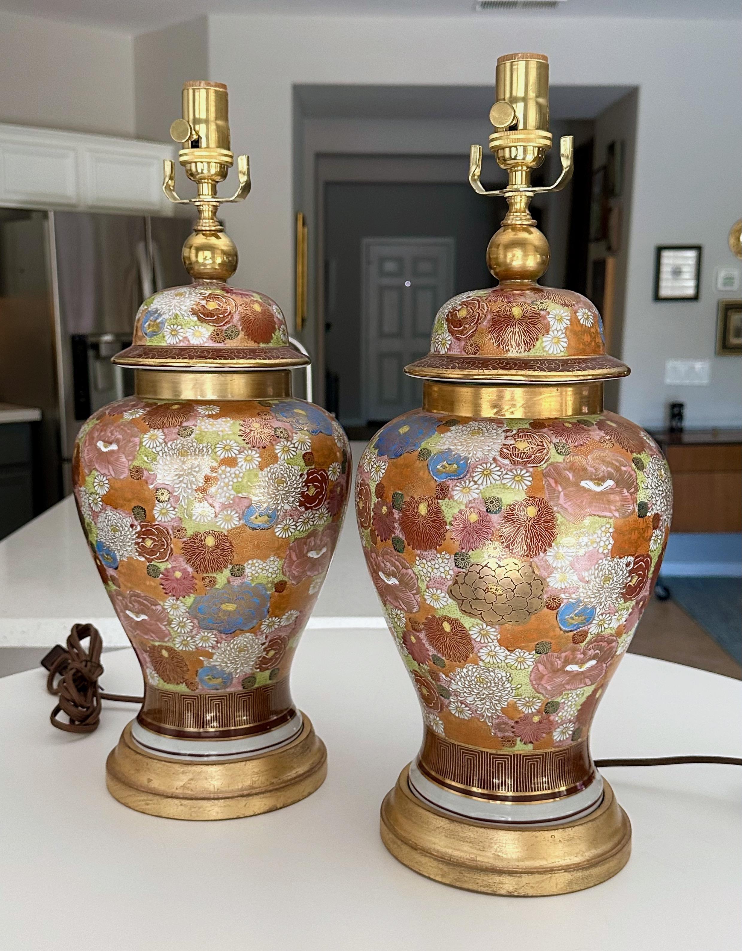 Paire de lampes de bureau japonaises en porcelaine à fleurs Satsuma Bon état - En vente à Palm Springs, CA