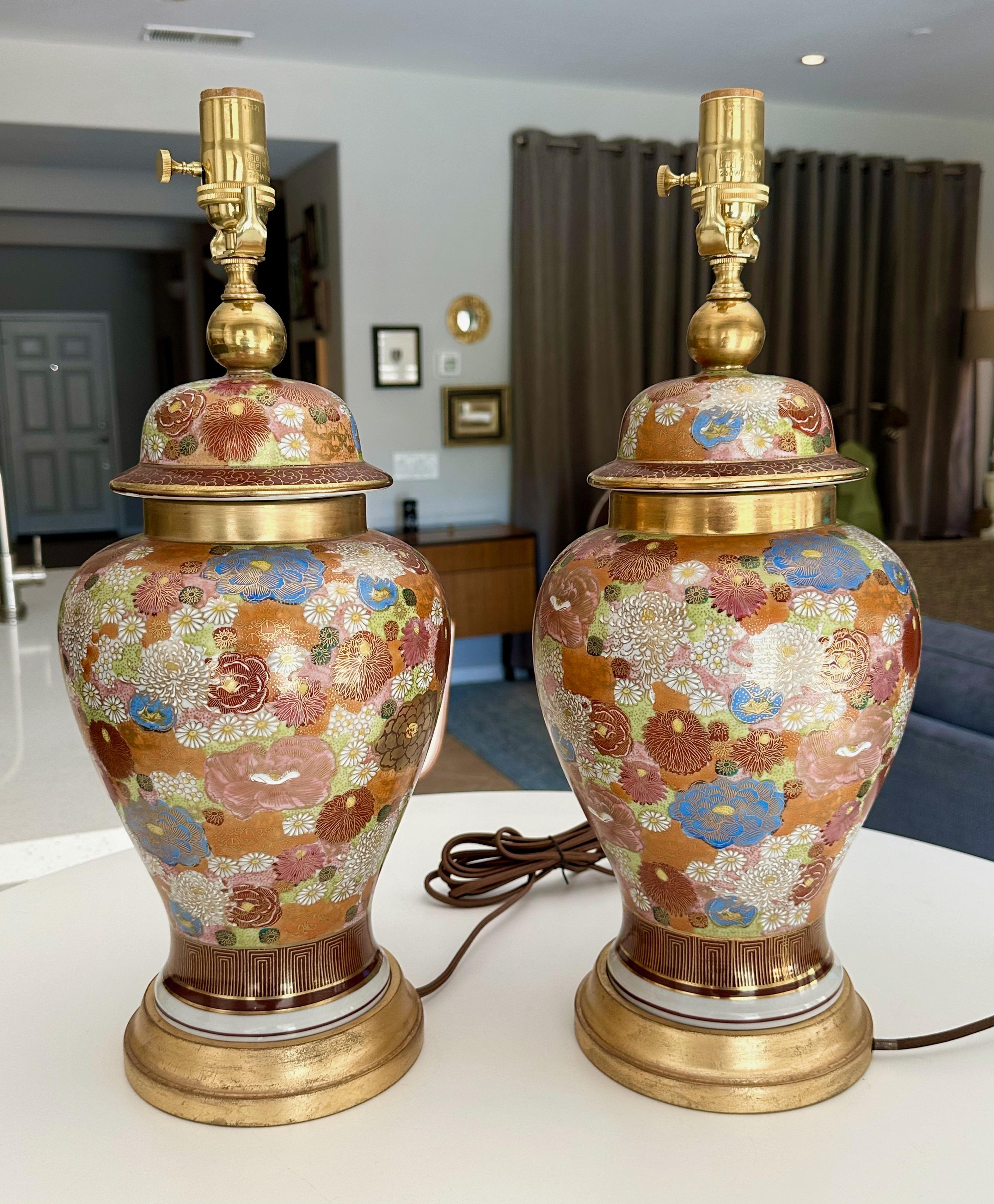 Fin du 20e siècle Paire de lampes de bureau japonaises en porcelaine à fleurs Satsuma en vente