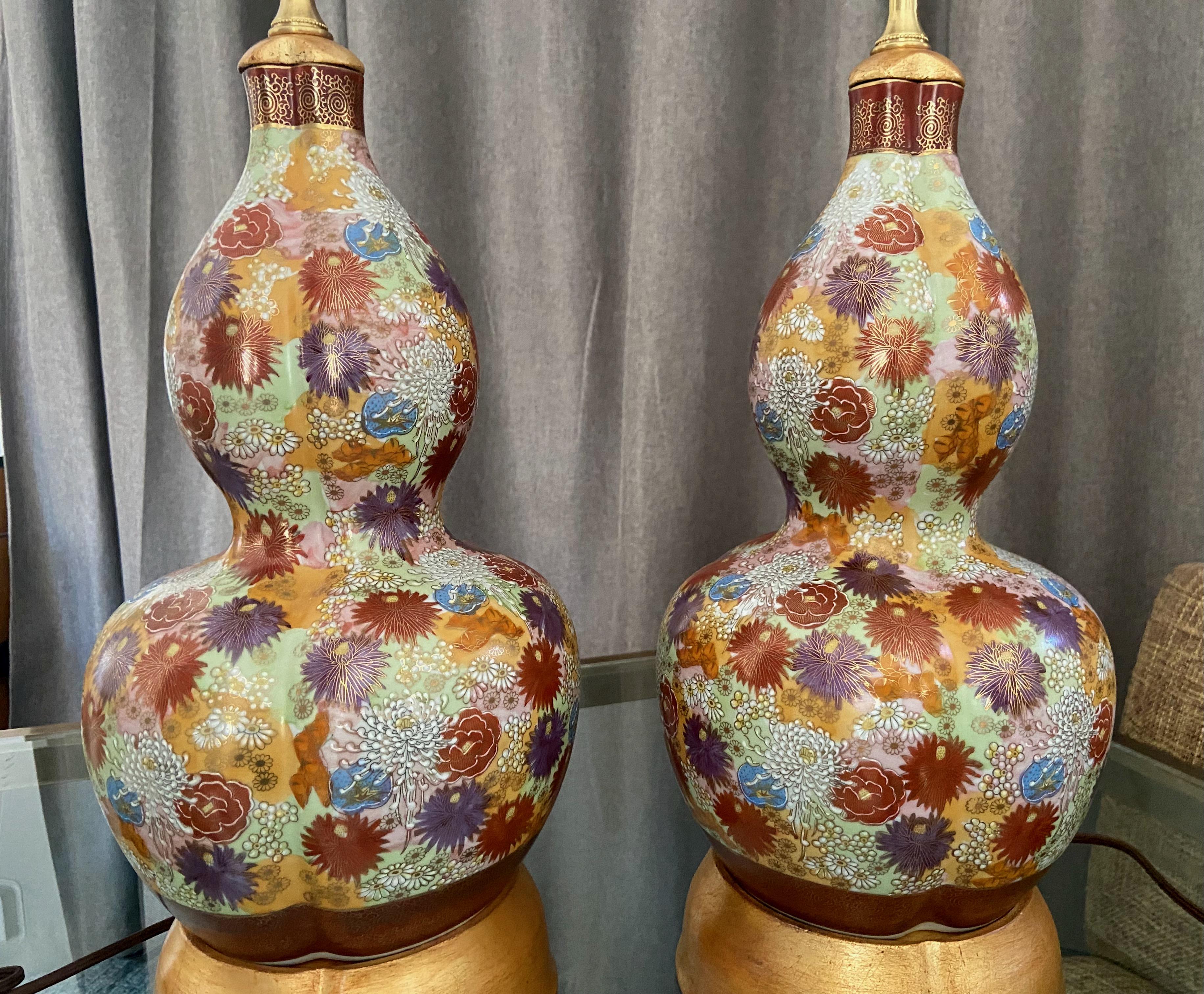Paar japanische Satsuma-Tischlampen aus geblümtem Porzellan (Vergoldetes Holz) im Angebot