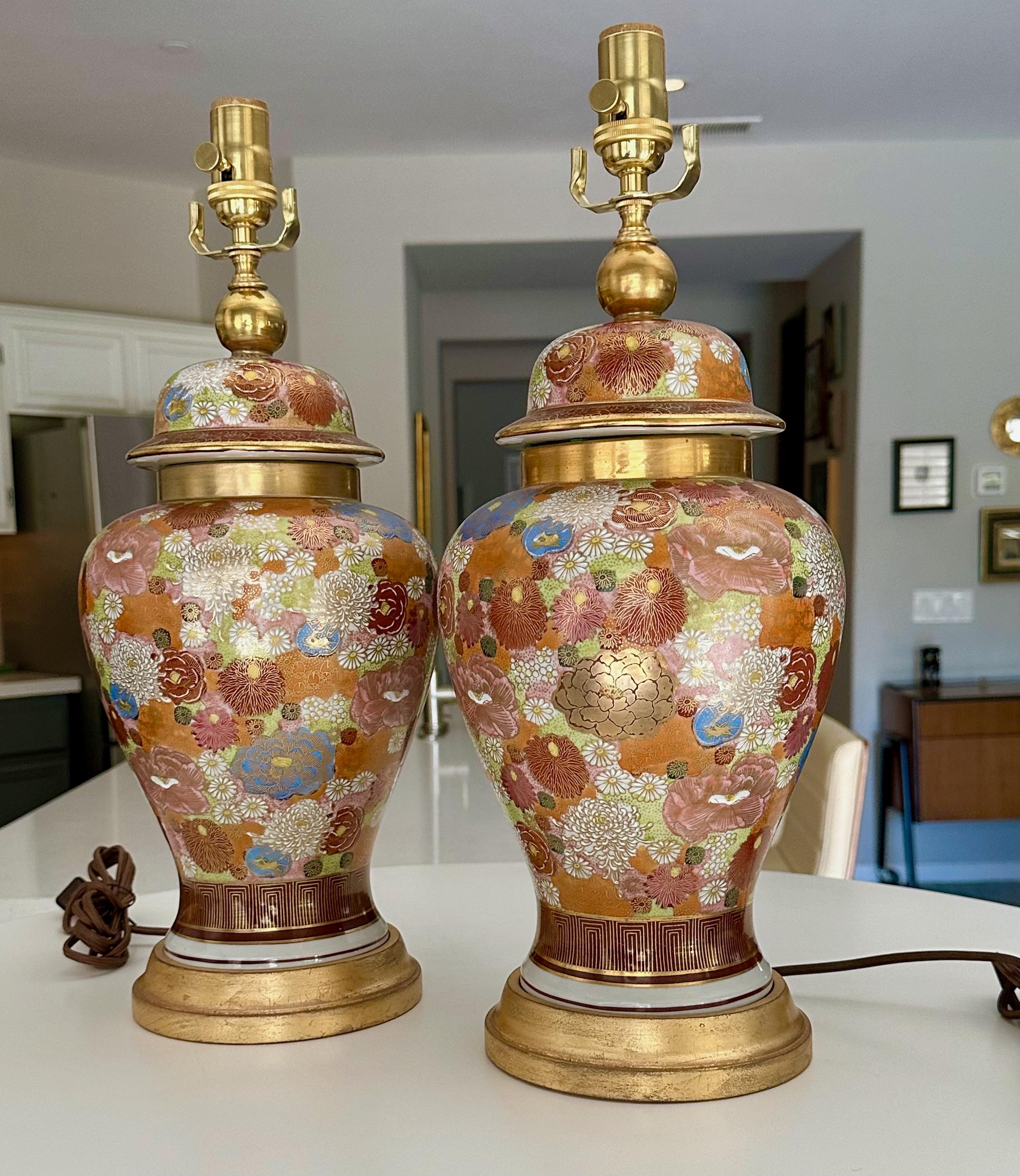 Bois doré Paire de lampes de bureau japonaises en porcelaine à fleurs Satsuma en vente