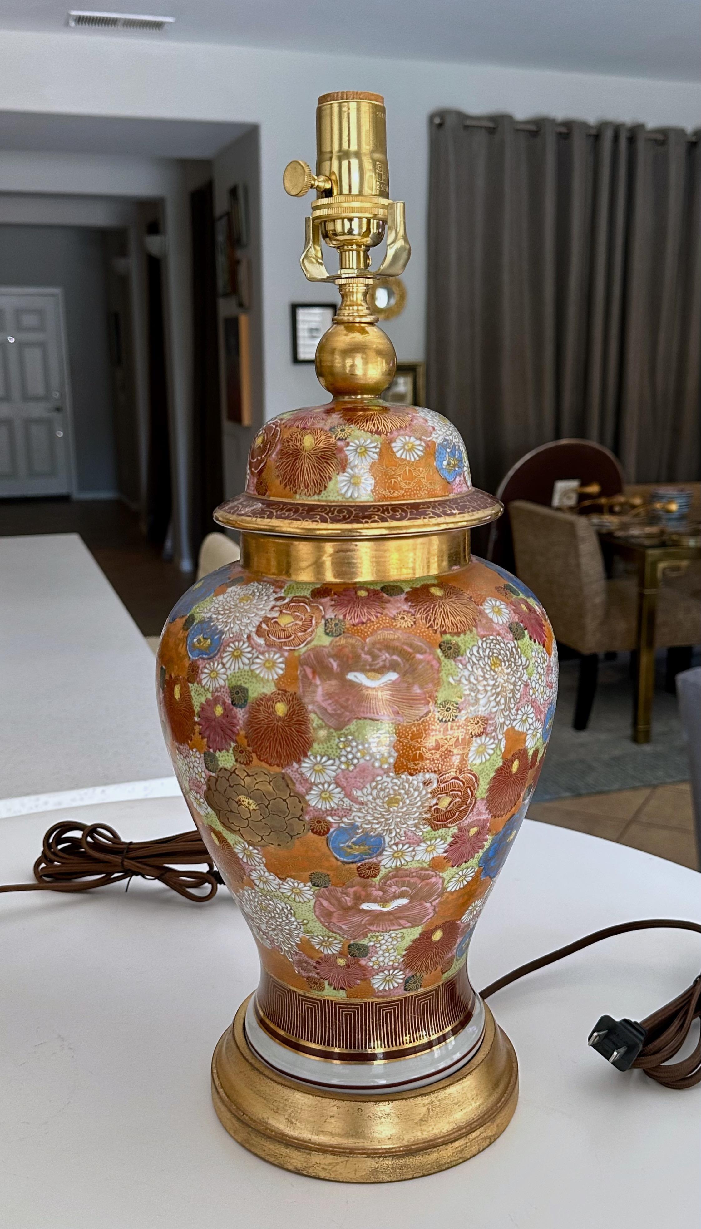 Paire de lampes de bureau japonaises en porcelaine à fleurs Satsuma en vente 1