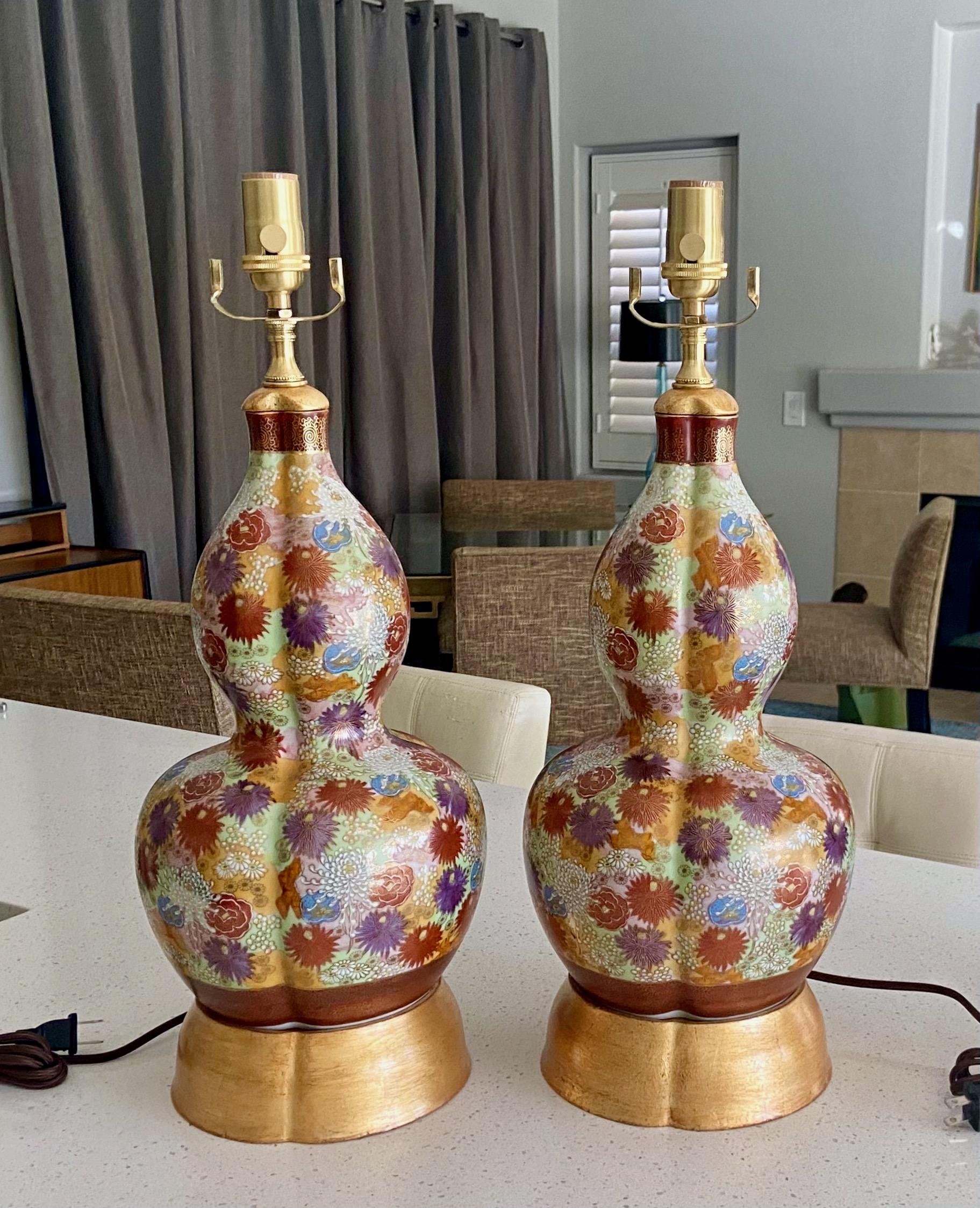 Paire de lampes de bureau japonaises en porcelaine à motifs floraux Satsuma en vente 2