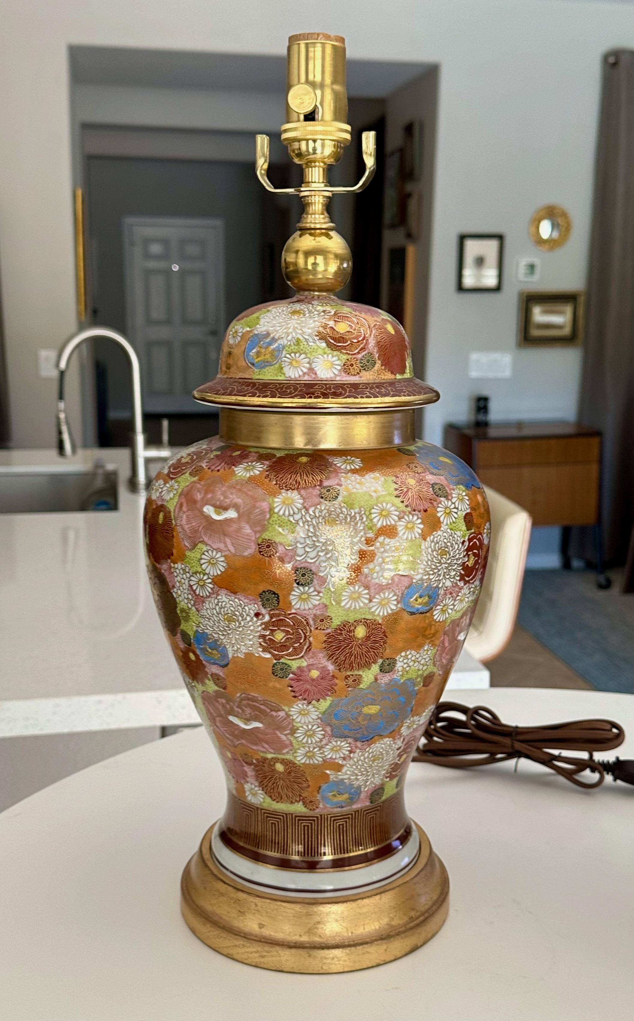 Paire de lampes de bureau japonaises en porcelaine à fleurs Satsuma en vente 2