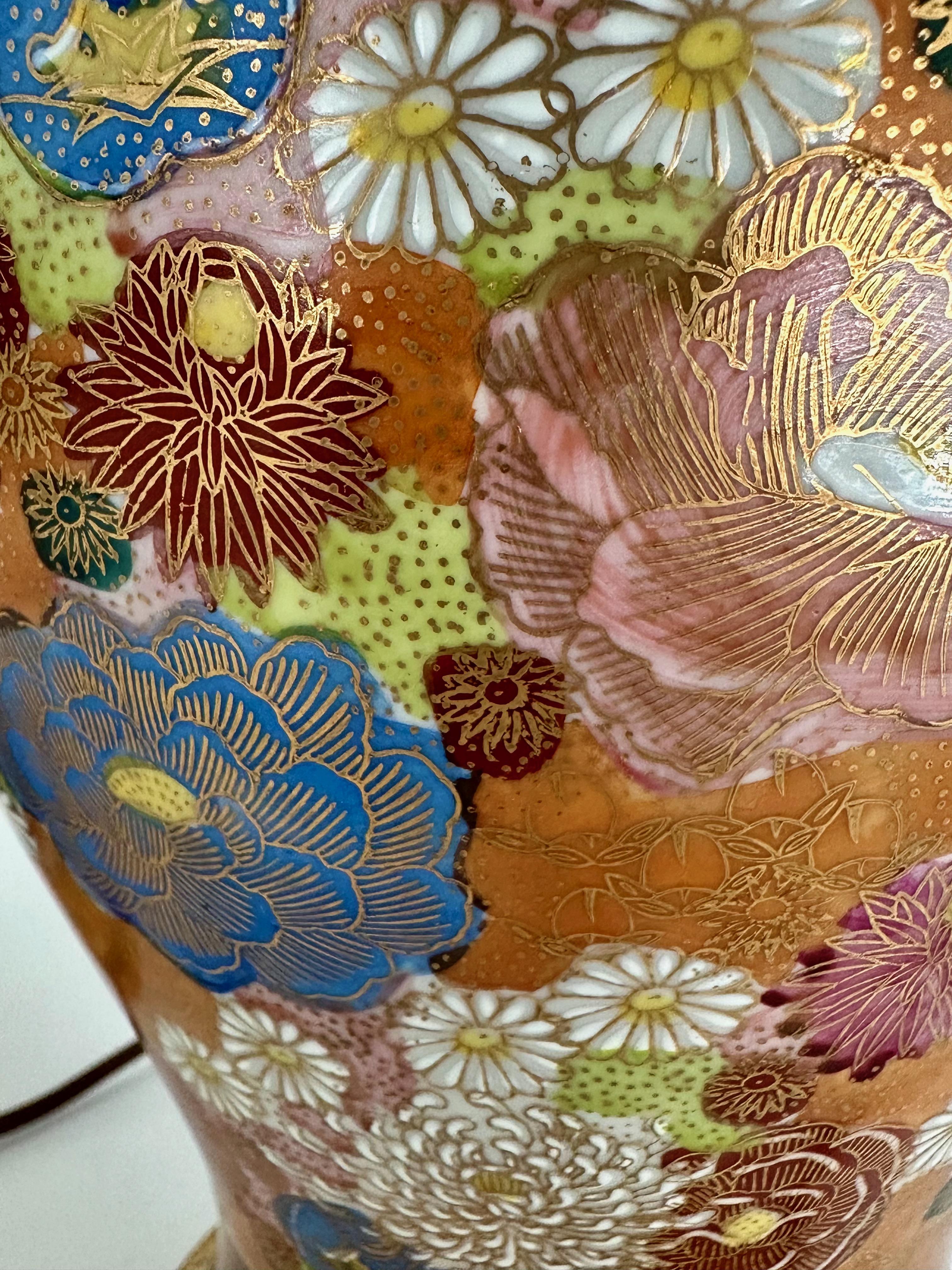 Paire de lampes de bureau japonaises en porcelaine à fleurs Satsuma en vente 3