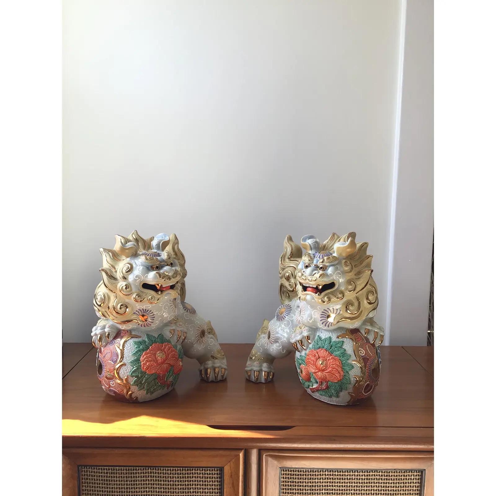 Chinoiseries Paire de sculptures/figurines japonaises de chiens Foo en porcelaine de Satsuma Kutani en vente