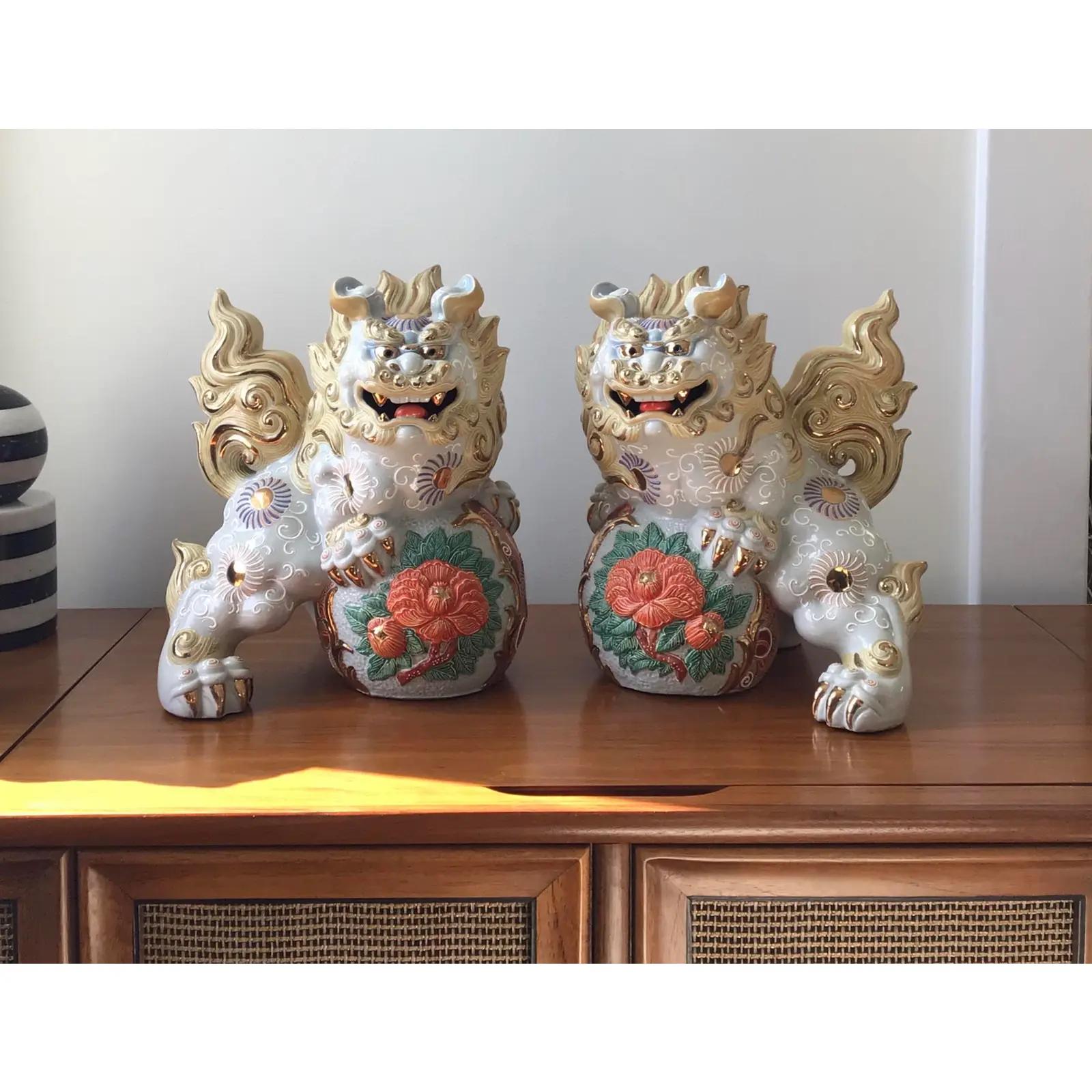 Peint à la main Paire de sculptures/figurines japonaises de chiens Foo en porcelaine de Satsuma Kutani en vente