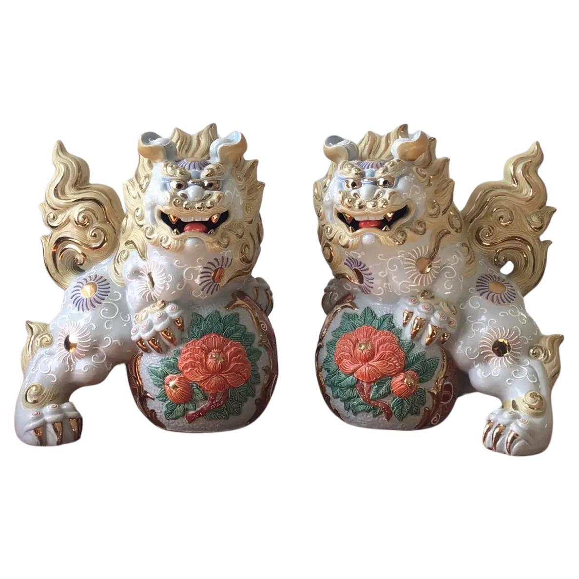 Paire de sculptures/figurines japonaises de chiens Foo en porcelaine de Satsuma Kutani