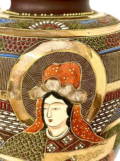 Paar japanische Satsuma 'Moriage'-Porzellanvasen, vergoldet