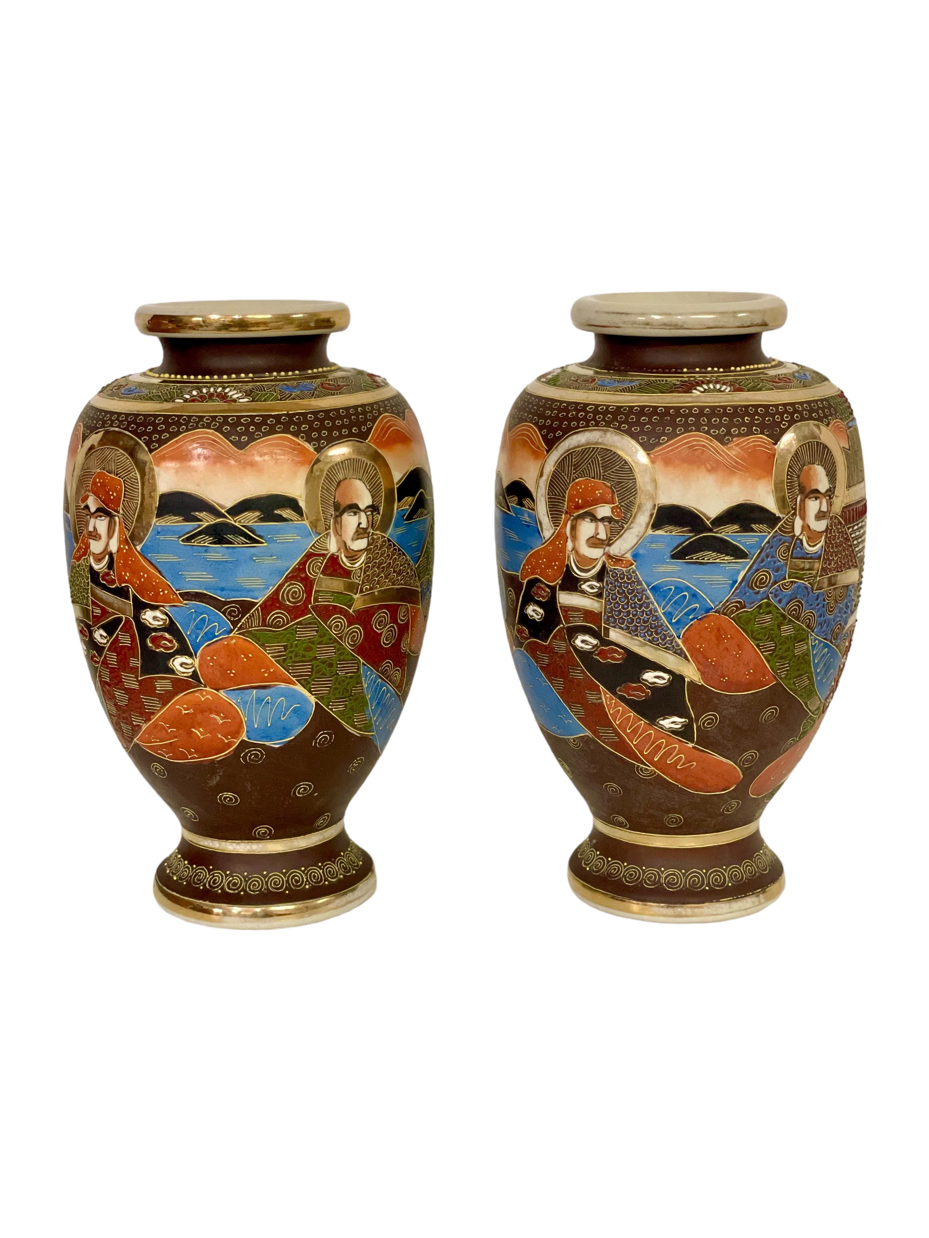 Japonais Paire de vases japonais «oriage » dorés en porcelaine de Satsuma  en vente
