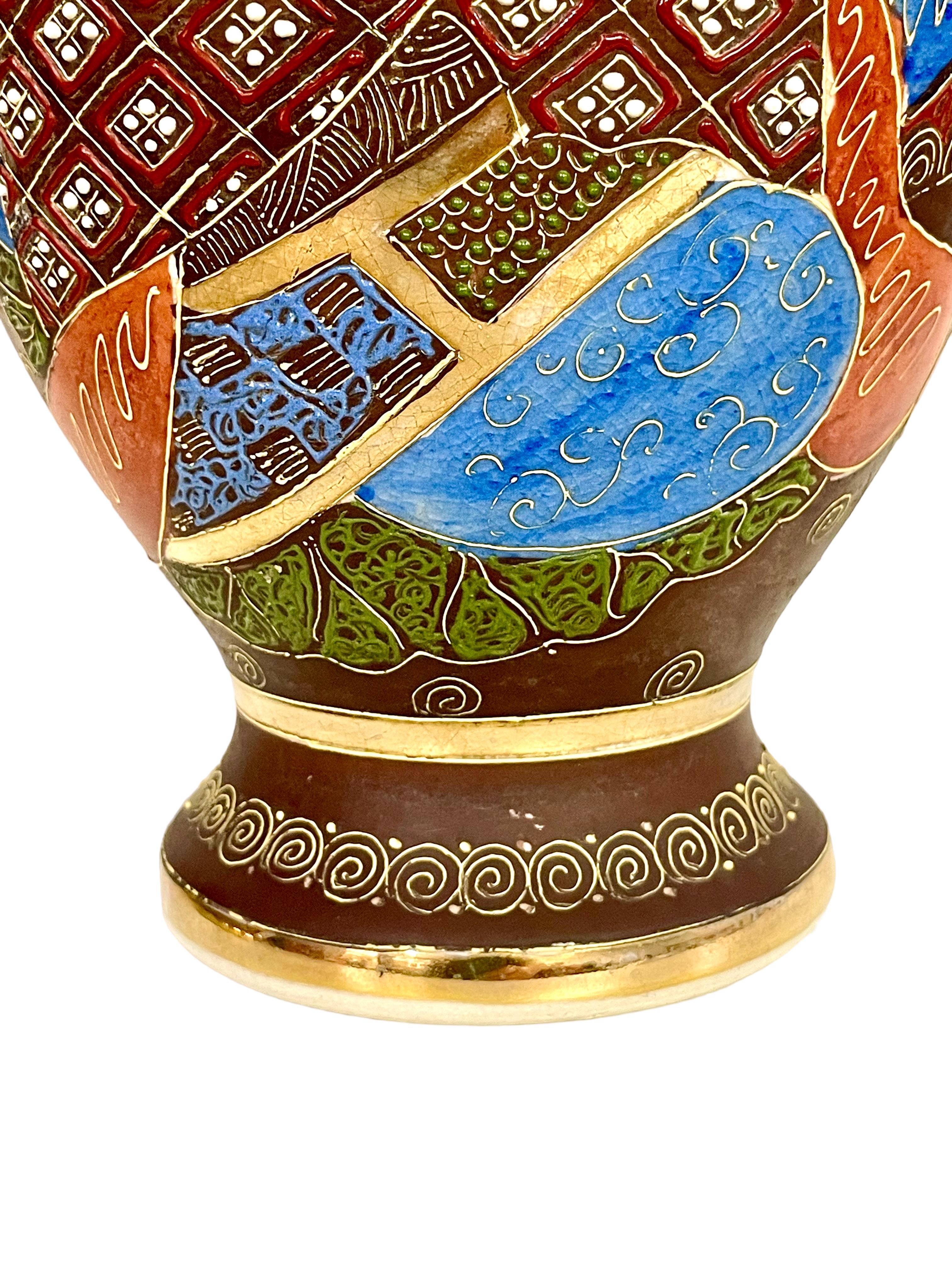 Paar japanische vergoldete Satsuma-Vasen „Moriage“ aus Porzellan  (20. Jahrhundert) im Angebot