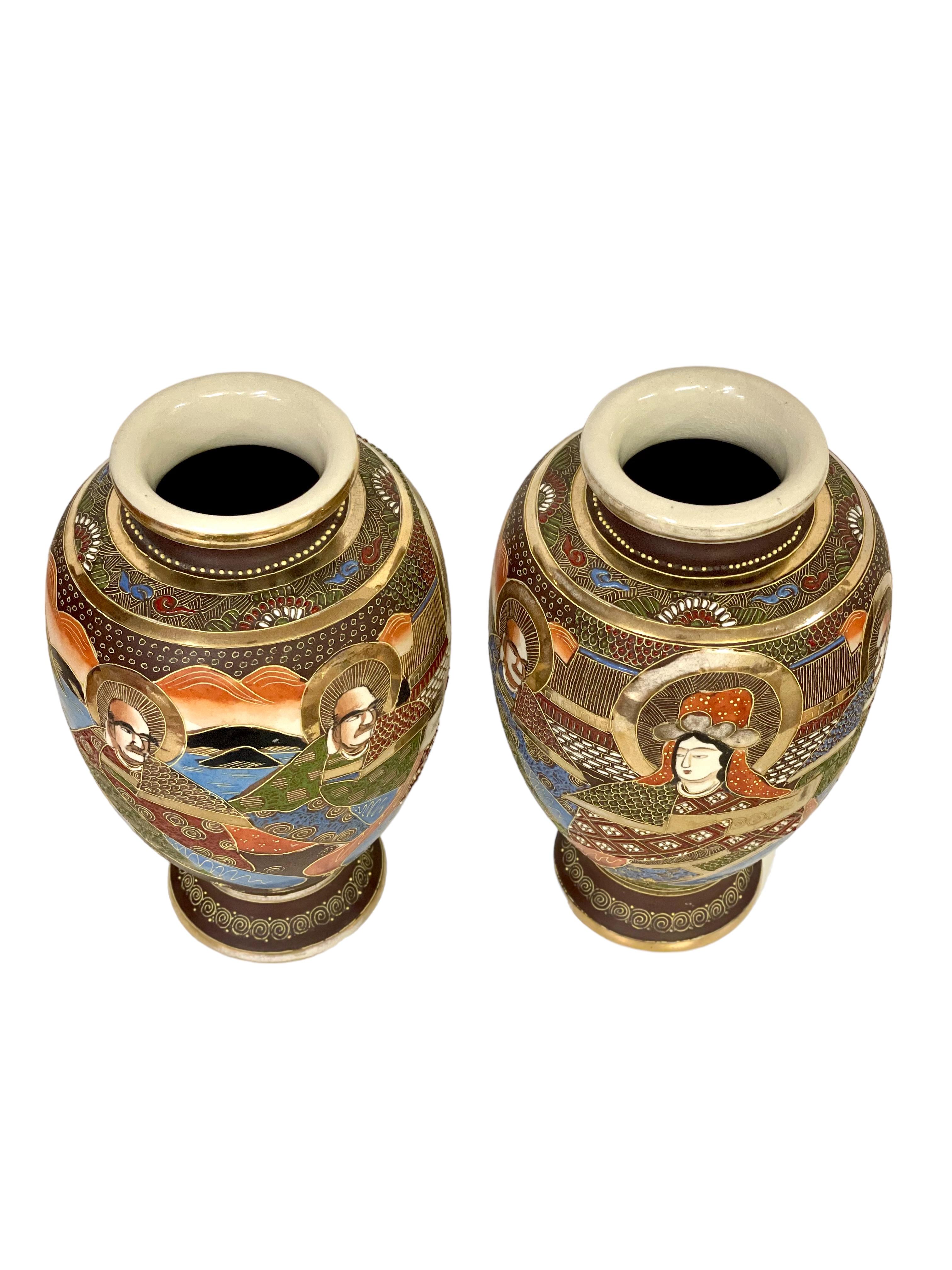 Paar japanische vergoldete Satsuma-Vasen „Moriage“ aus Porzellan  im Angebot 1