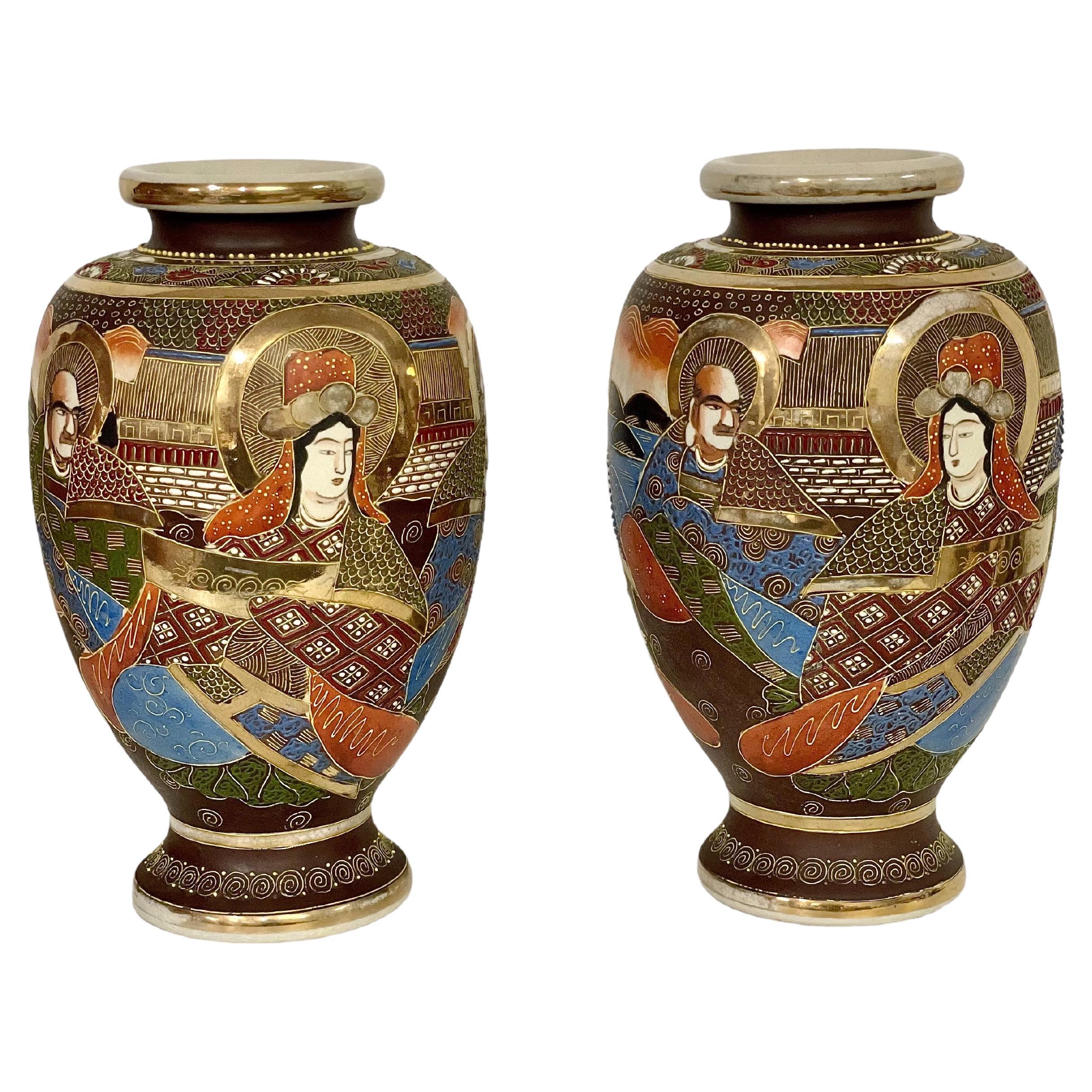 Paire de vases japonais «oriage » dorés en porcelaine de Satsuma 