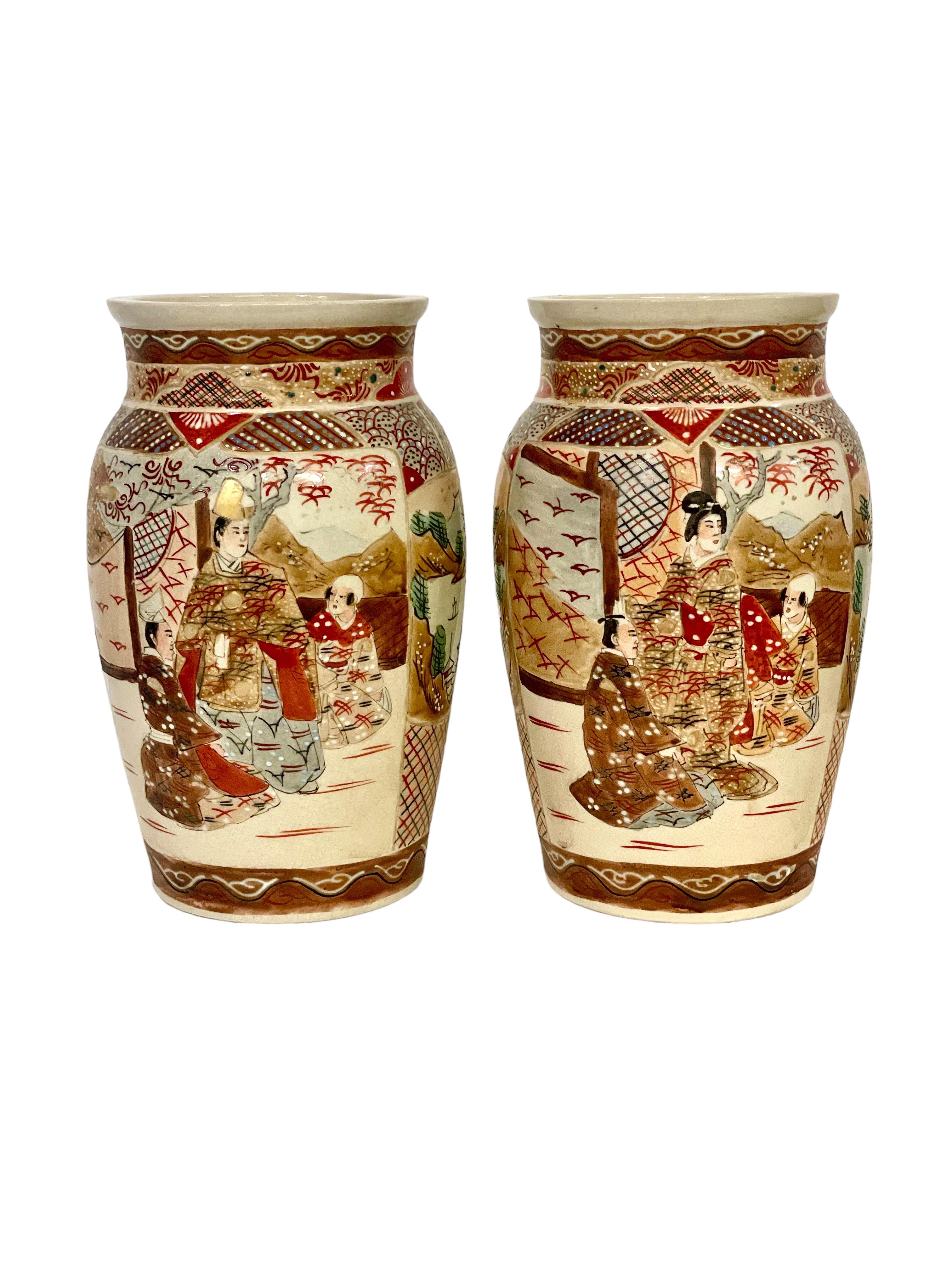 Pair of Japanese Satsuma Shouldered Vases In Good Condition For Sale In LA CIOTAT, FR