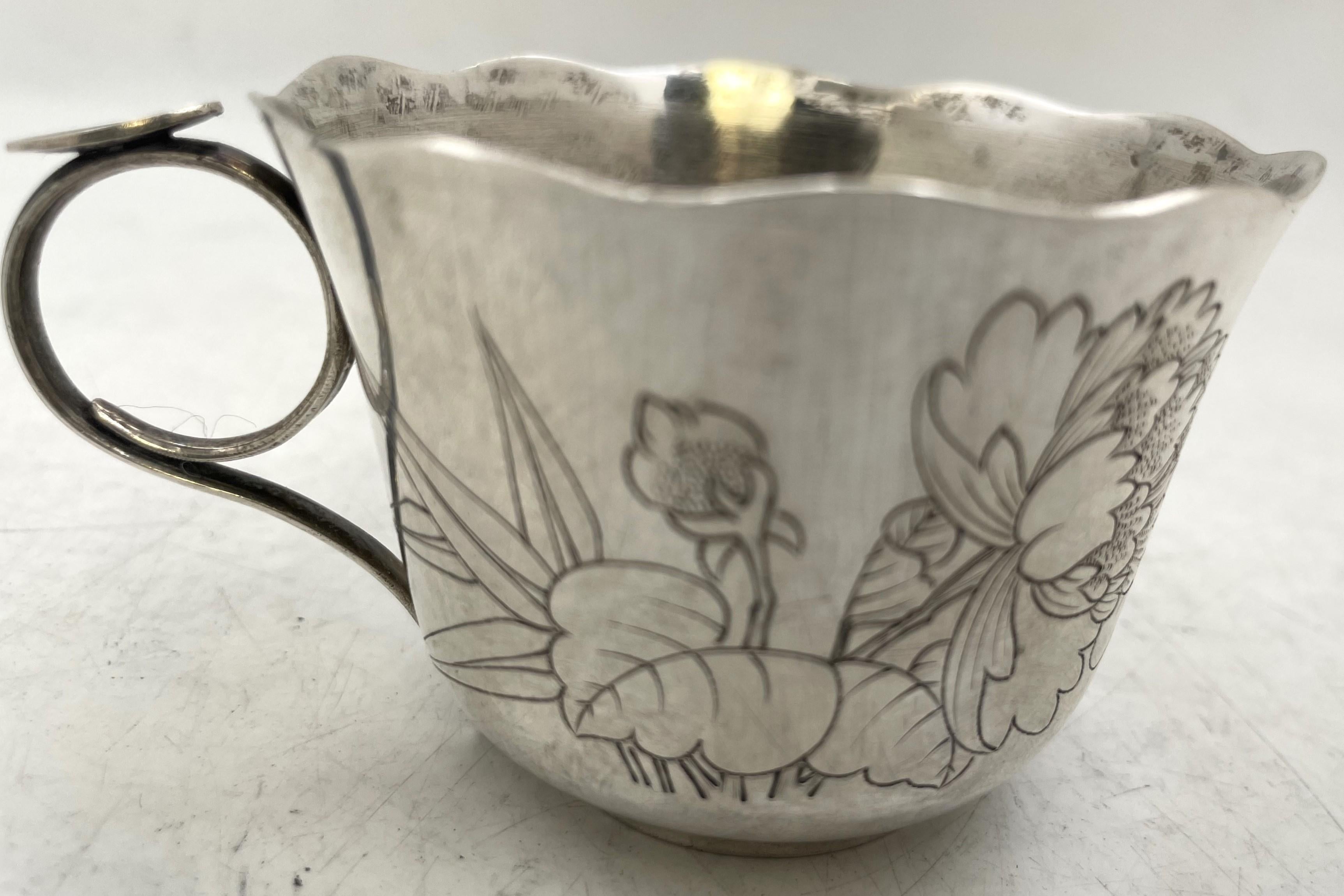 Pareja de Tazas de Té Japonesas de Plata con Pavo Real y Motivos Florales Japonés en venta