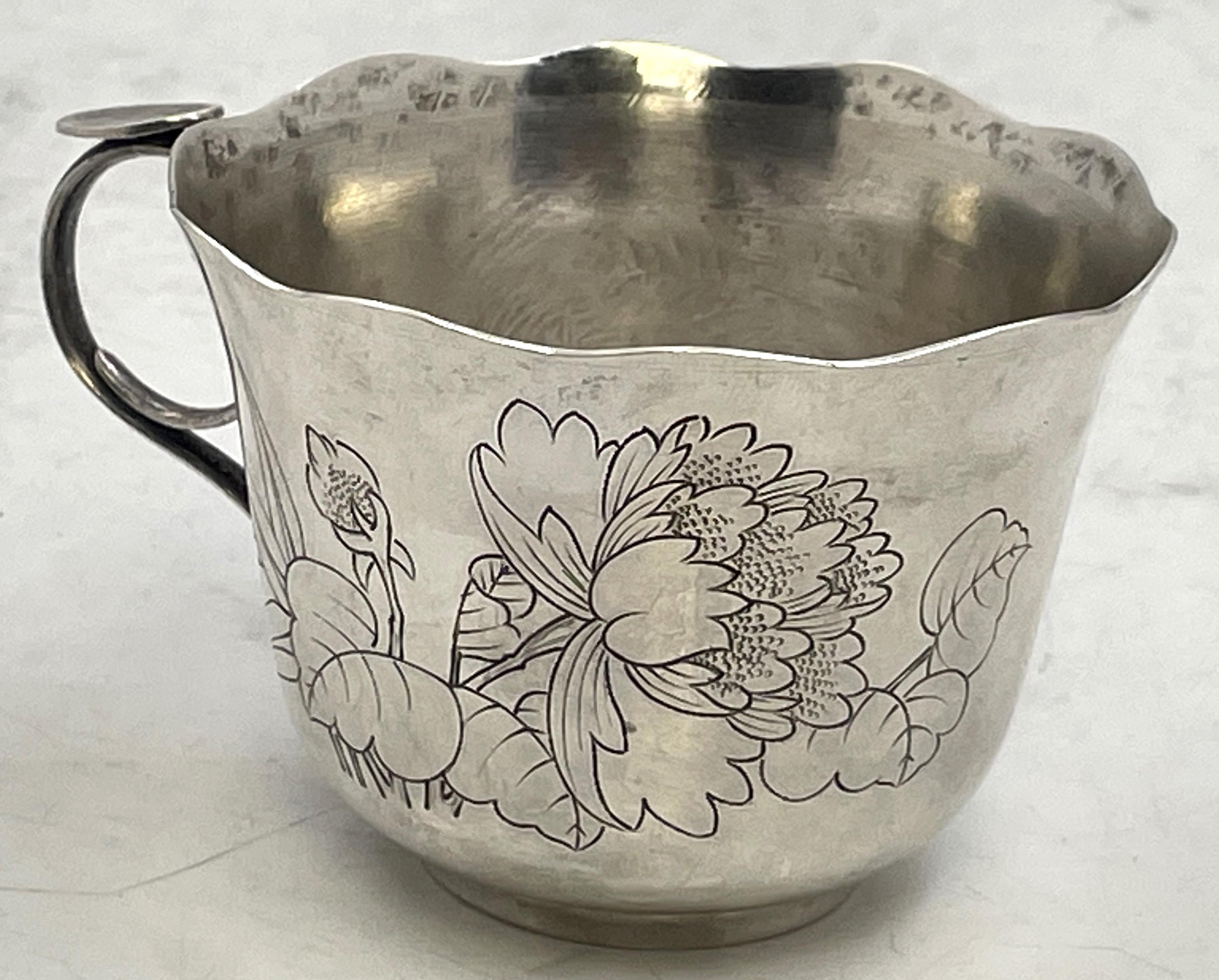 Pareja de Tazas de Té Japonesas de Plata con Pavo Real y Motivos Florales en Bueno estado para la venta en New York, NY