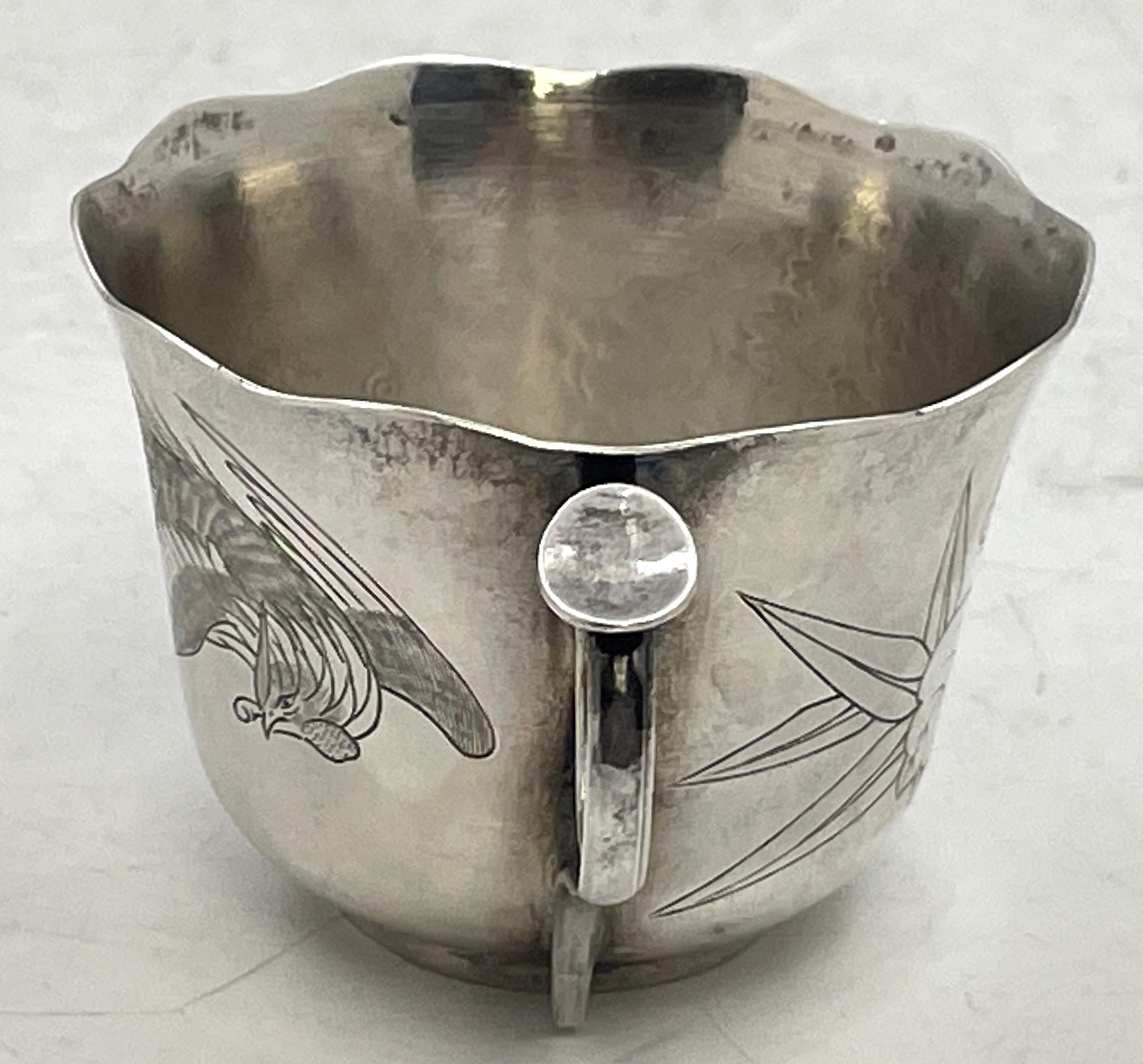 Pareja de Tazas de Té Japonesas de Plata con Pavo Real y Motivos Florales Silver en venta