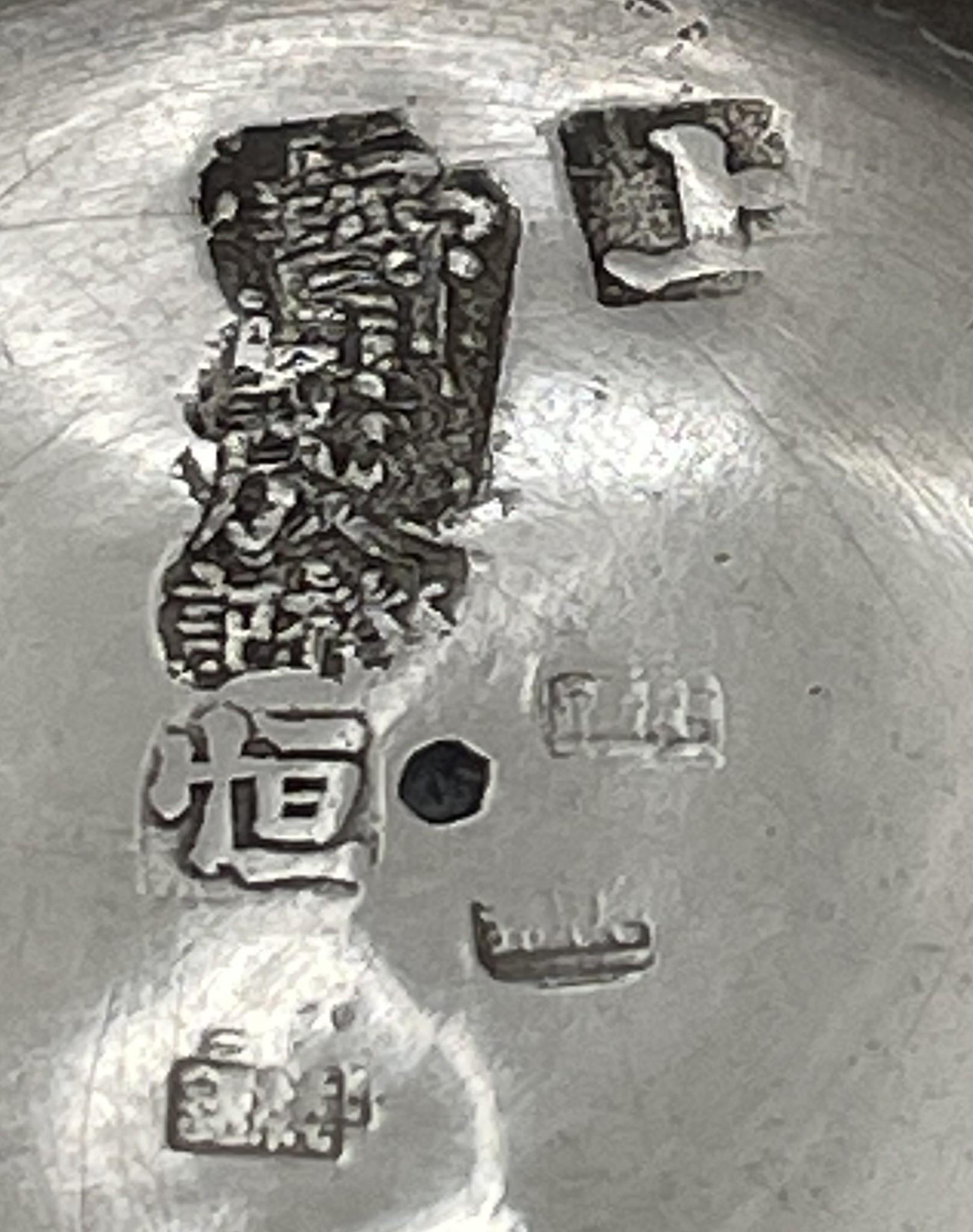 Pareja de Tazas de Té Japonesas de Plata con Pavo Real y Motivos Florales en venta 1