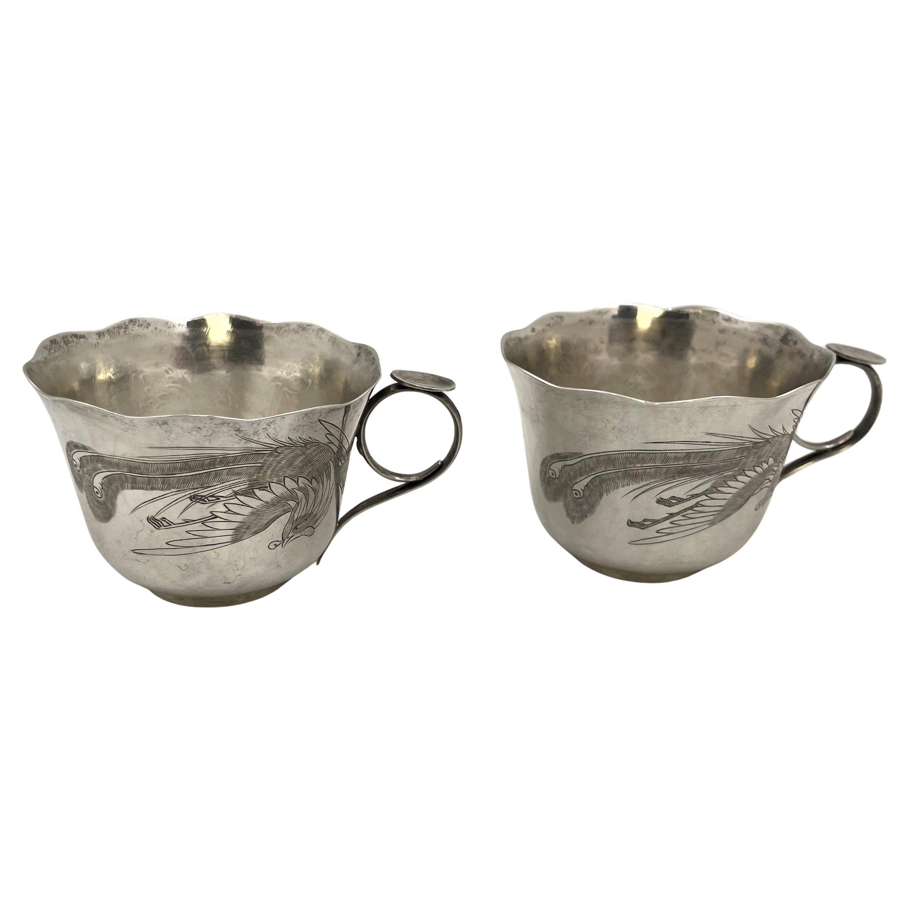 Pareja de Tazas de Té Japonesas de Plata con Pavo Real y Motivos Florales en venta