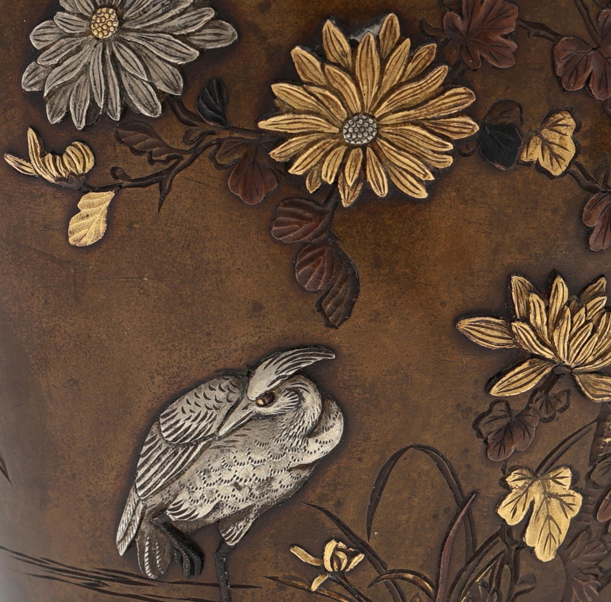Este par de urnas japonesas de bronce del periodo Meiji tienen decoraciones de pájaros y flores. Las incrustaciones son de plata, bronce dorado y shakudo. Ambas urnas están firmadas en la parte inferior. Kumagai-Zo. Kioto. La artesanía es asombrosa,